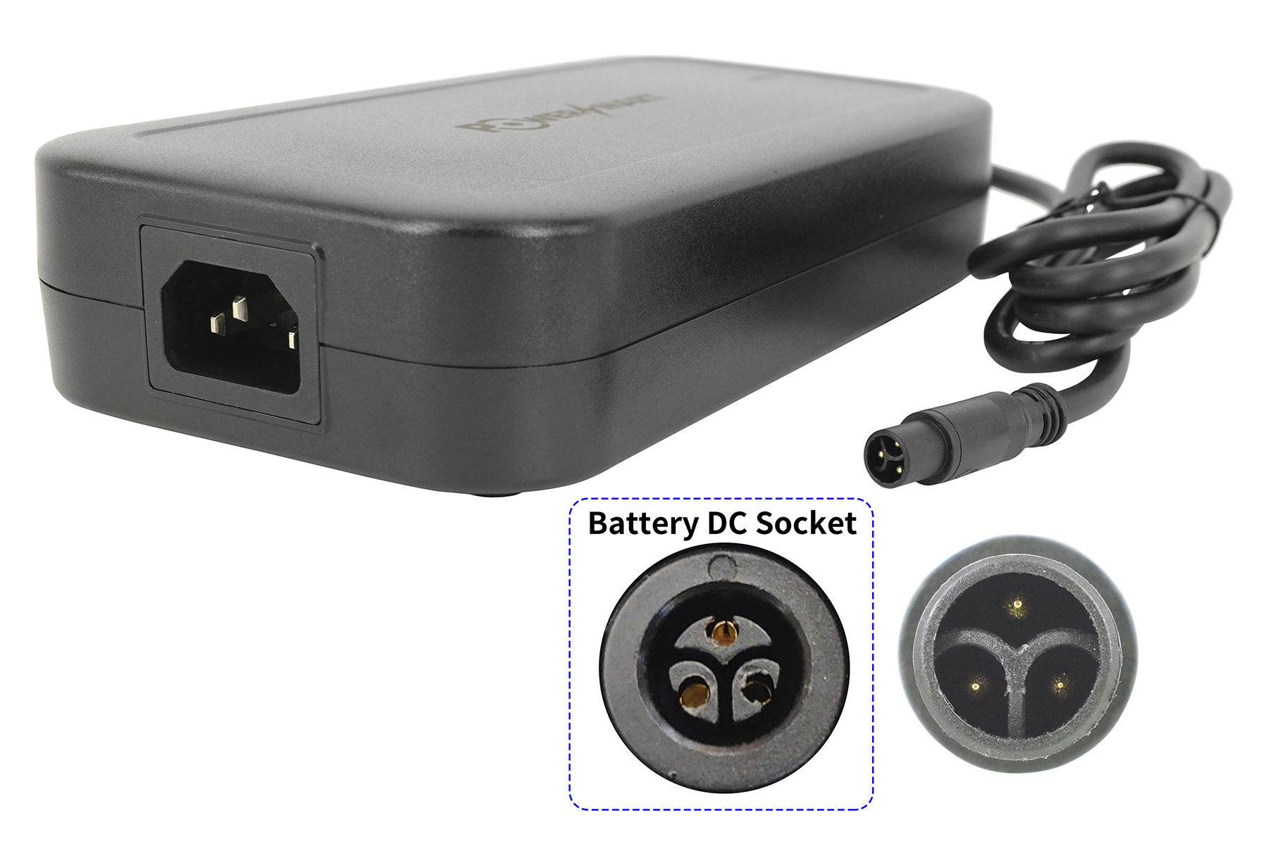 Schwarzer Netzadapter mit AC-Eingang und DC-Stecker. Nahaufnahme der Buchse.