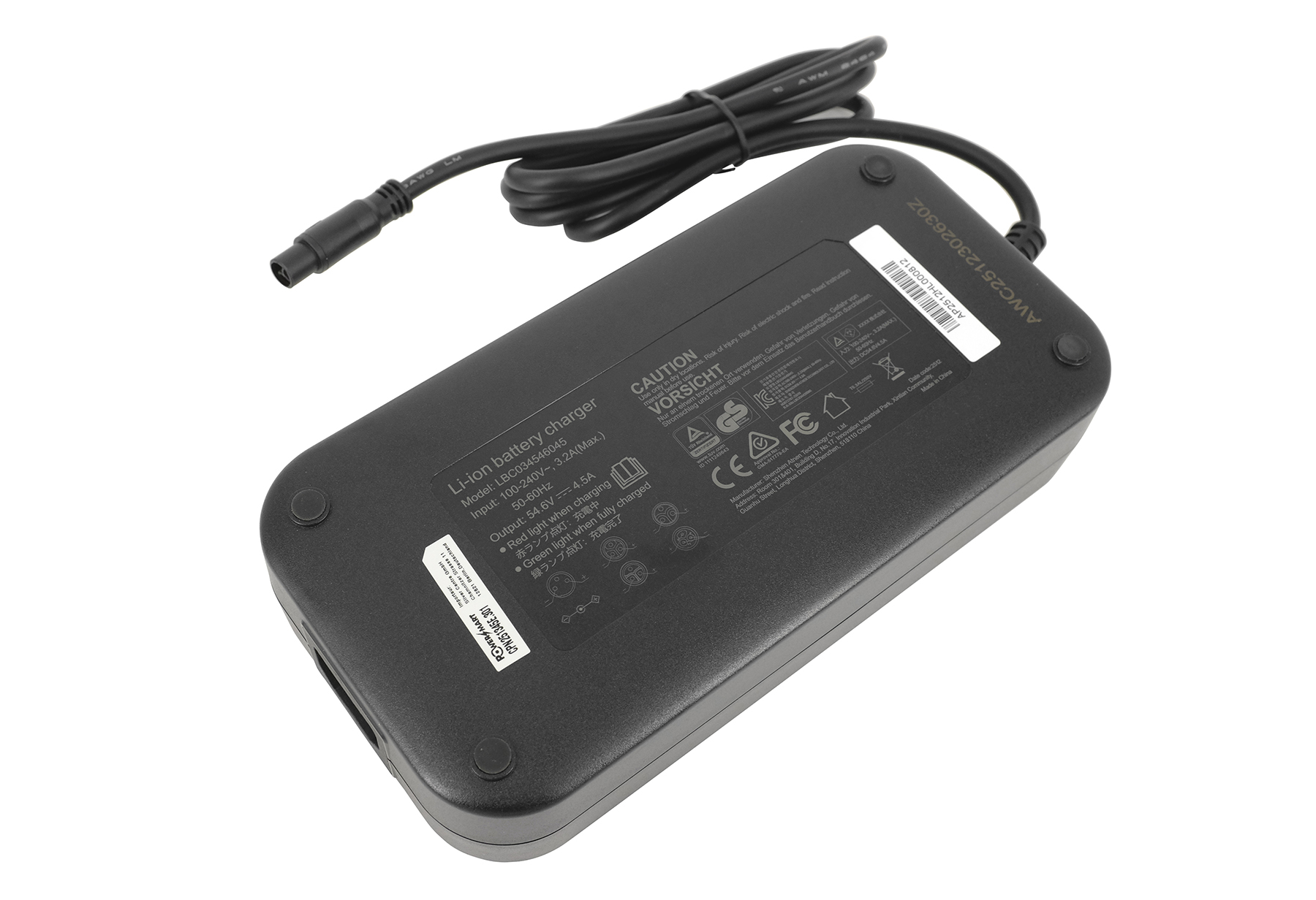 Schwarzes Li-ion Ladegerät mit Kabel und Etiketten, Modell LBC034546045.