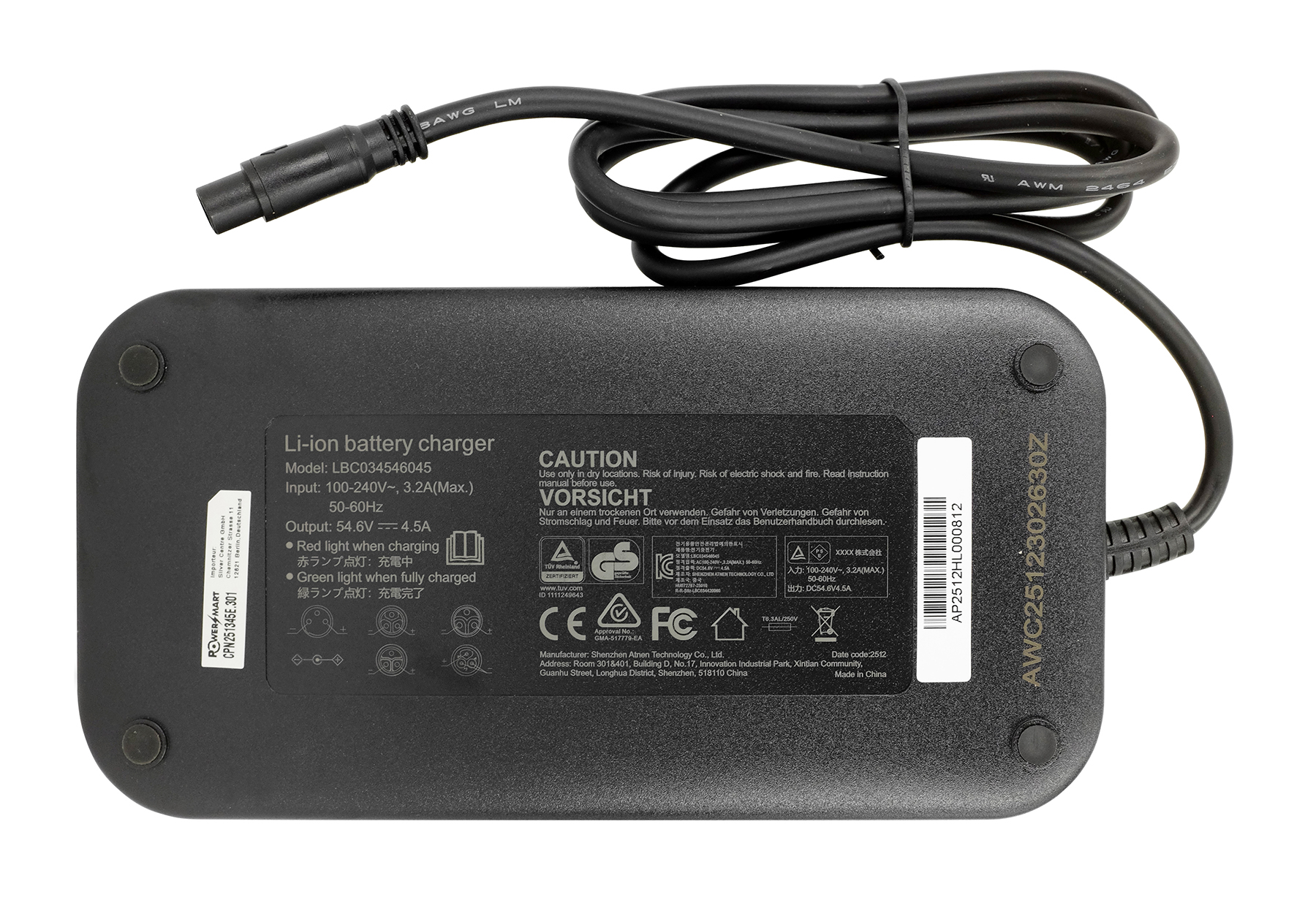 Schwarzes Ladegerät für Li-Ionen-Akkus mit Kabel und Stecker. Beschriftungen geben Infos.