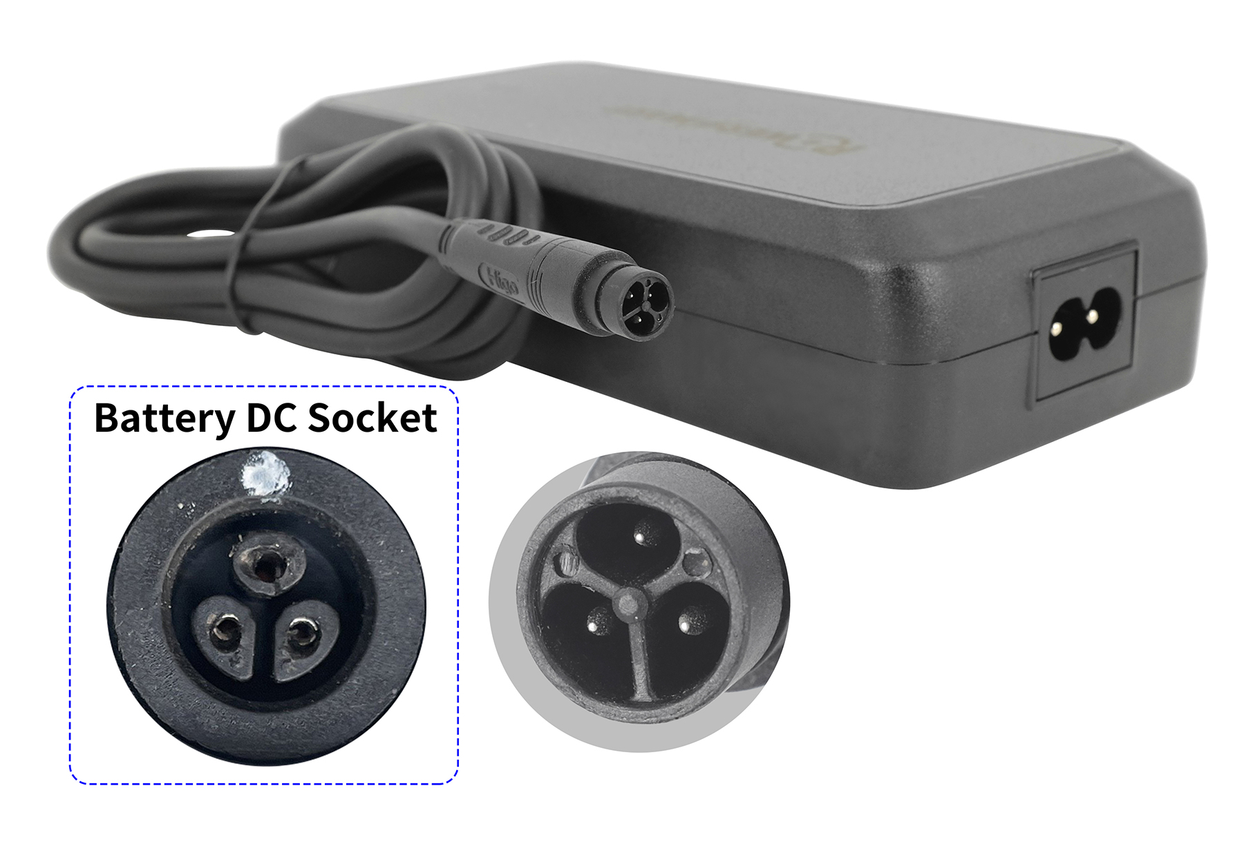 Schwarzer Netzadapter mit gewickeltem Kabel, dreipoligem Stecker und Netzanschluss.