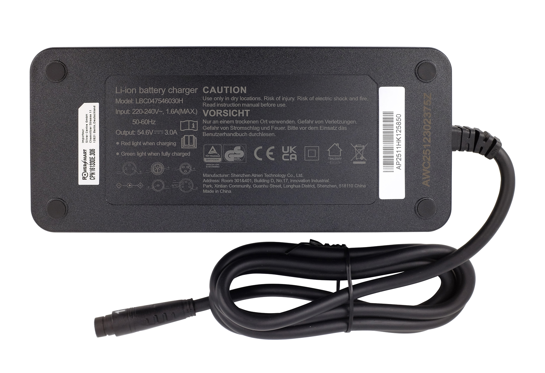 Ein schwarzes Li-Ion-Ladegerät mit Kabel und Etiketten.