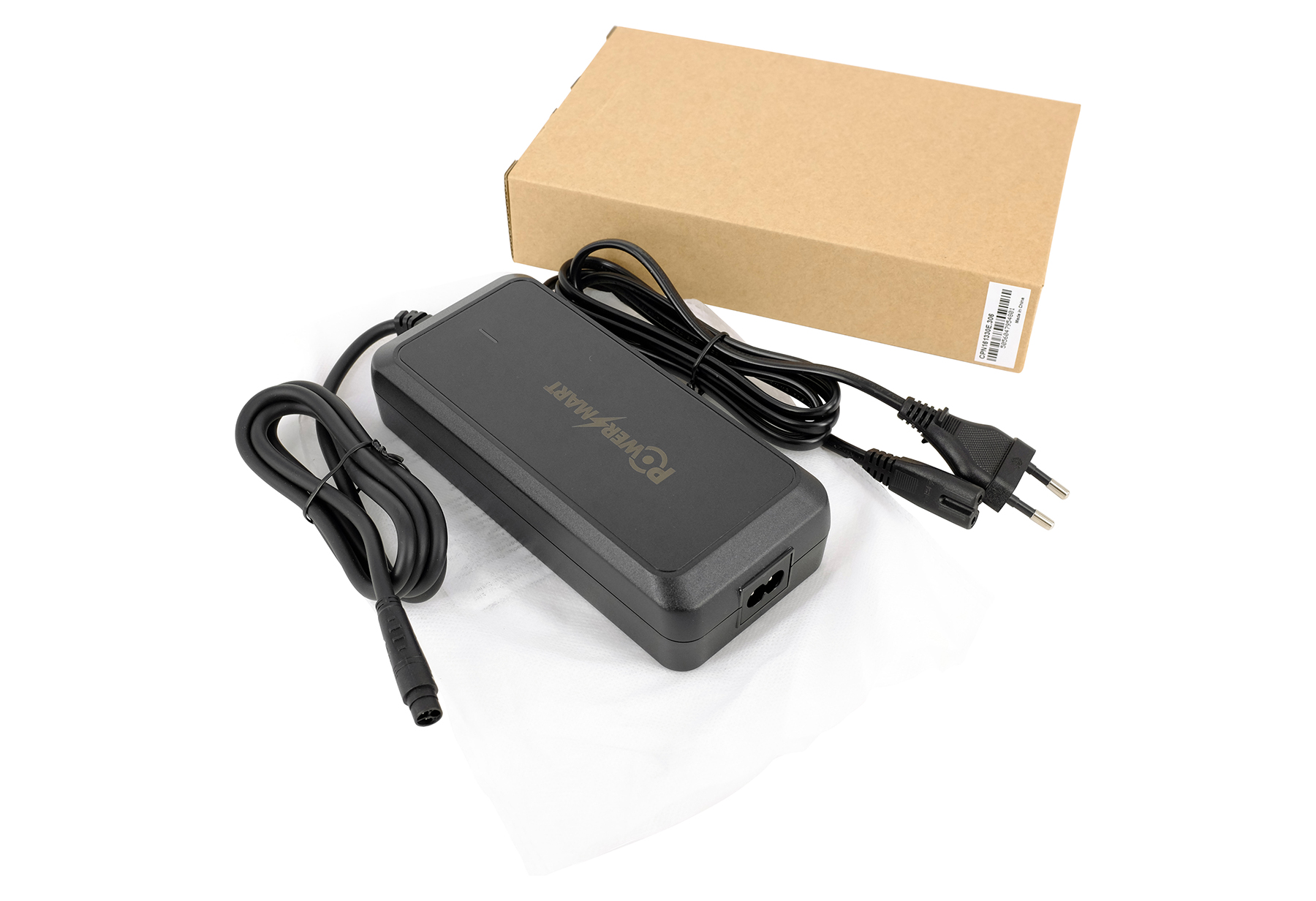 Schwarzer PowerSmart-Adapter mit Kabeln und einem Karton.