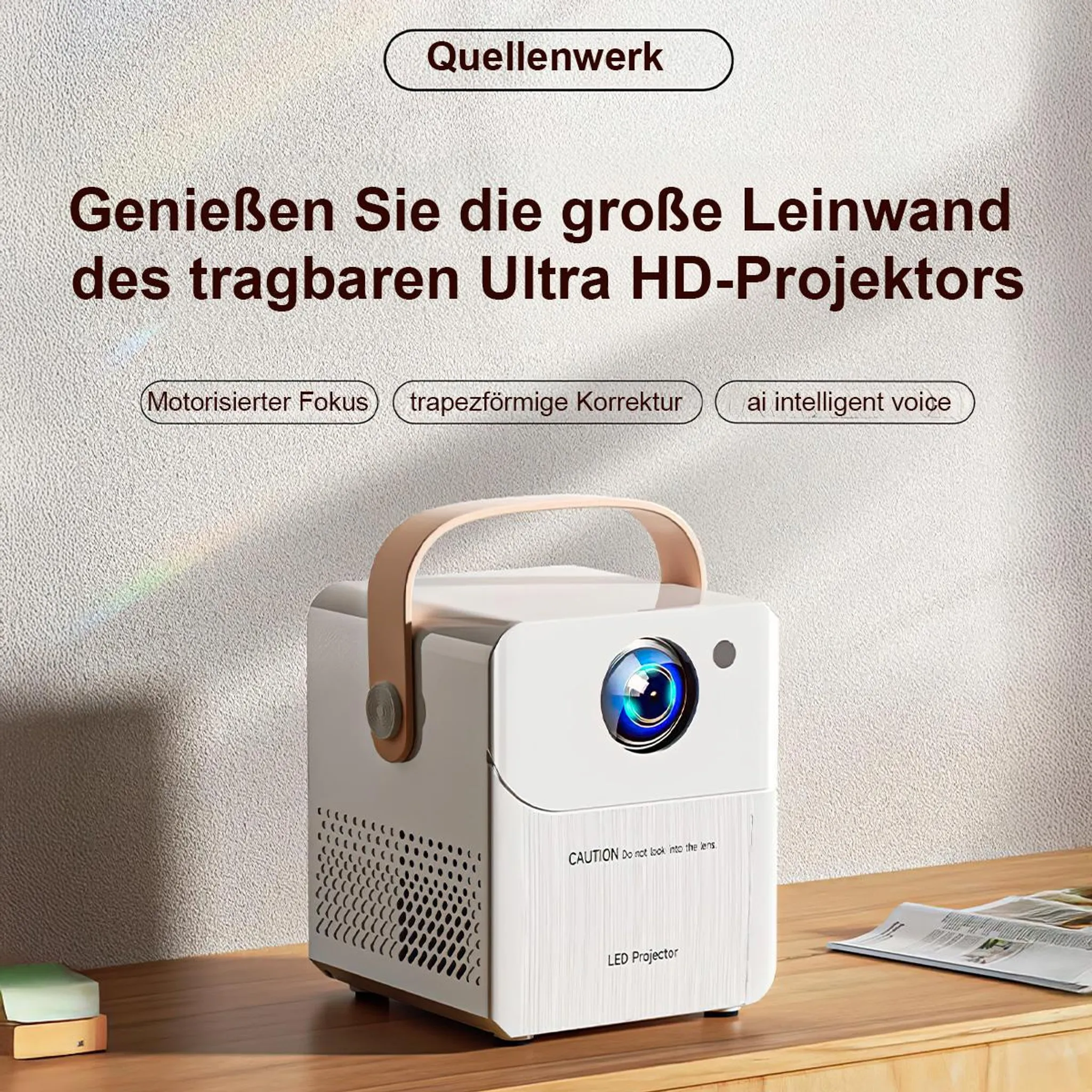 Ein weißer tragbarer Ultra HD-Projektor mit Griff steht auf einem Holztisch.