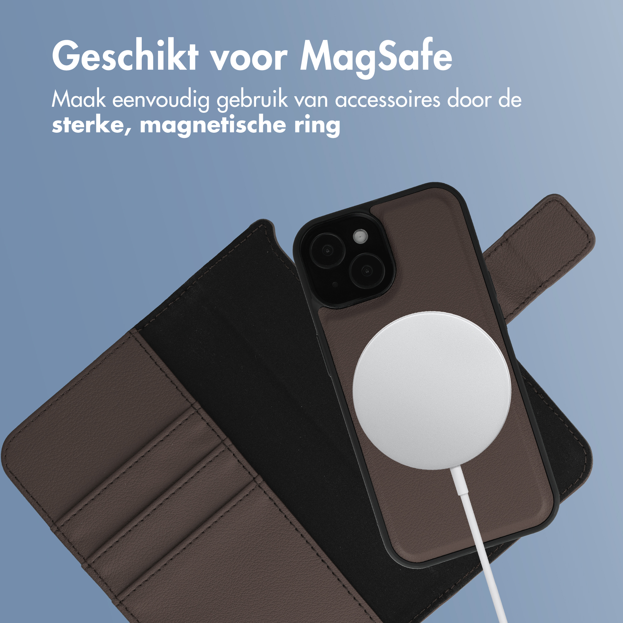 Bruine lederen hoes met iPhone en witte MagSafe-oplader op blauwe achtergrond.