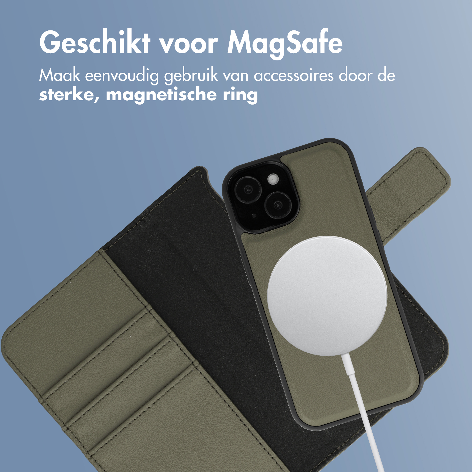 iPhone met MagSafe oplader en hoesje, op blauwe achtergrond.