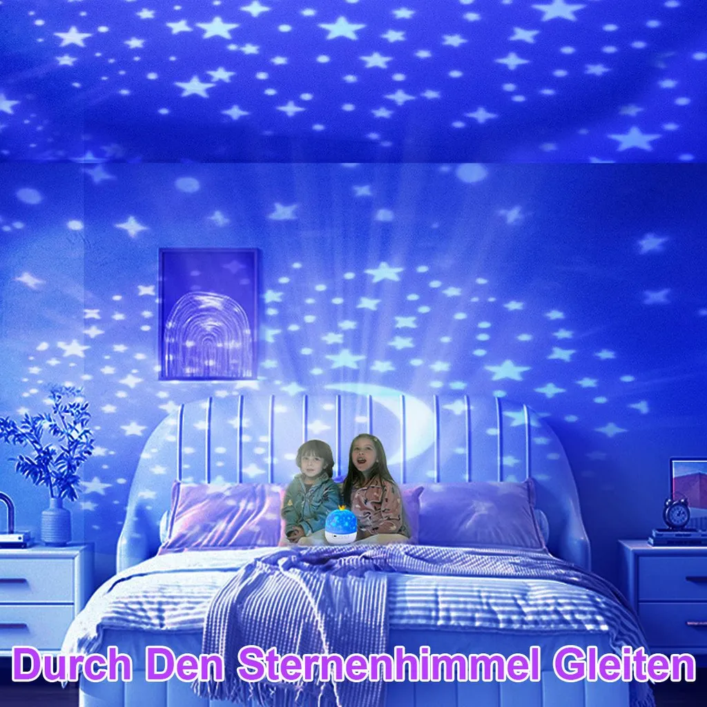 Zwei Kinder sitzen auf einem Bett unter einem Sternenhimmel-Projektor.