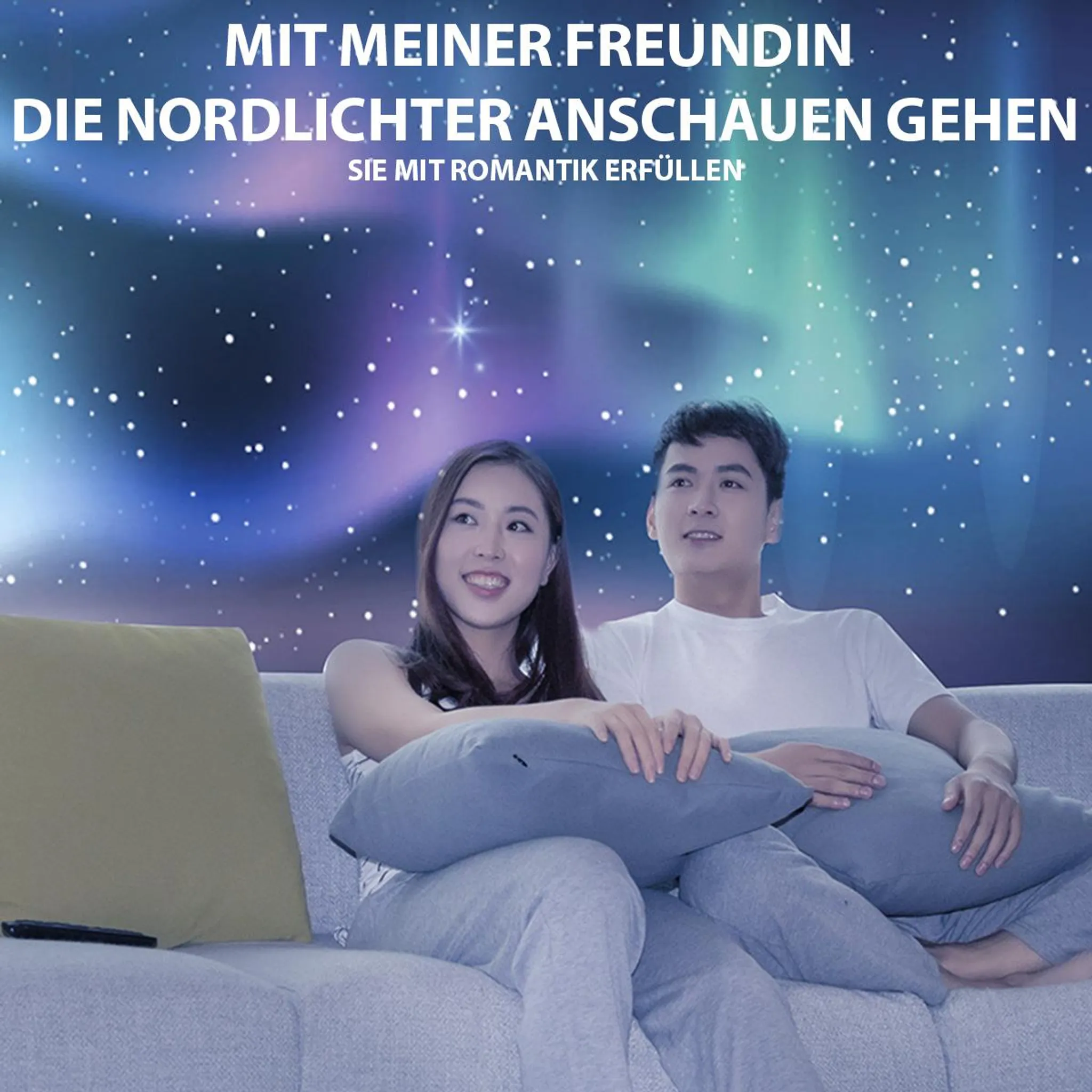 Ein Paar sitzt auf einem Sofa und schaut zu den Nordlichtern.