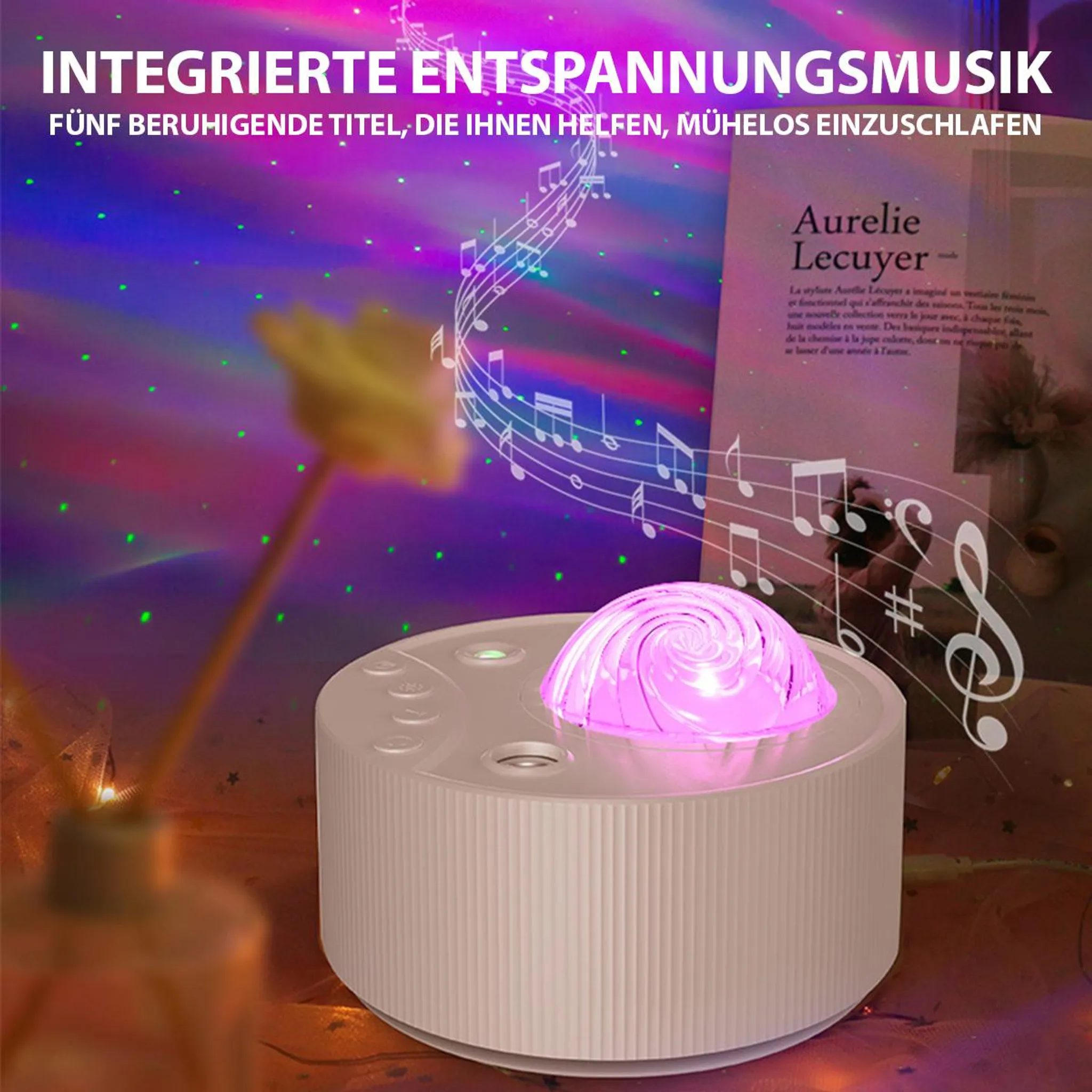 Ein Projektor wirft bunte Lichter und Noten an die Wand, mit einem Gerät im Vordergrund.