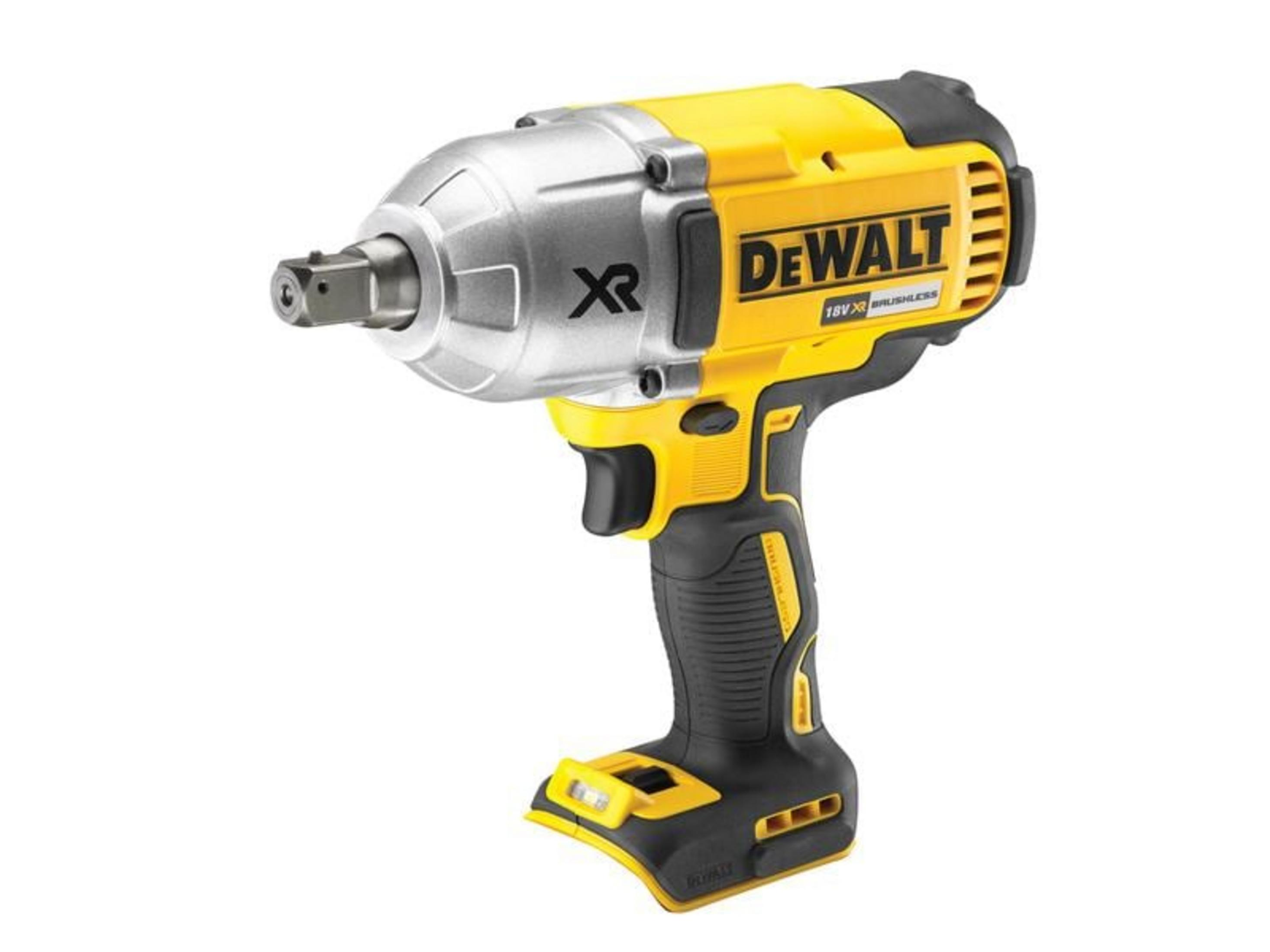 Ein gelber und schwarzer DeWalt Schlagschrauber mit Metallkopf und LED-Licht.