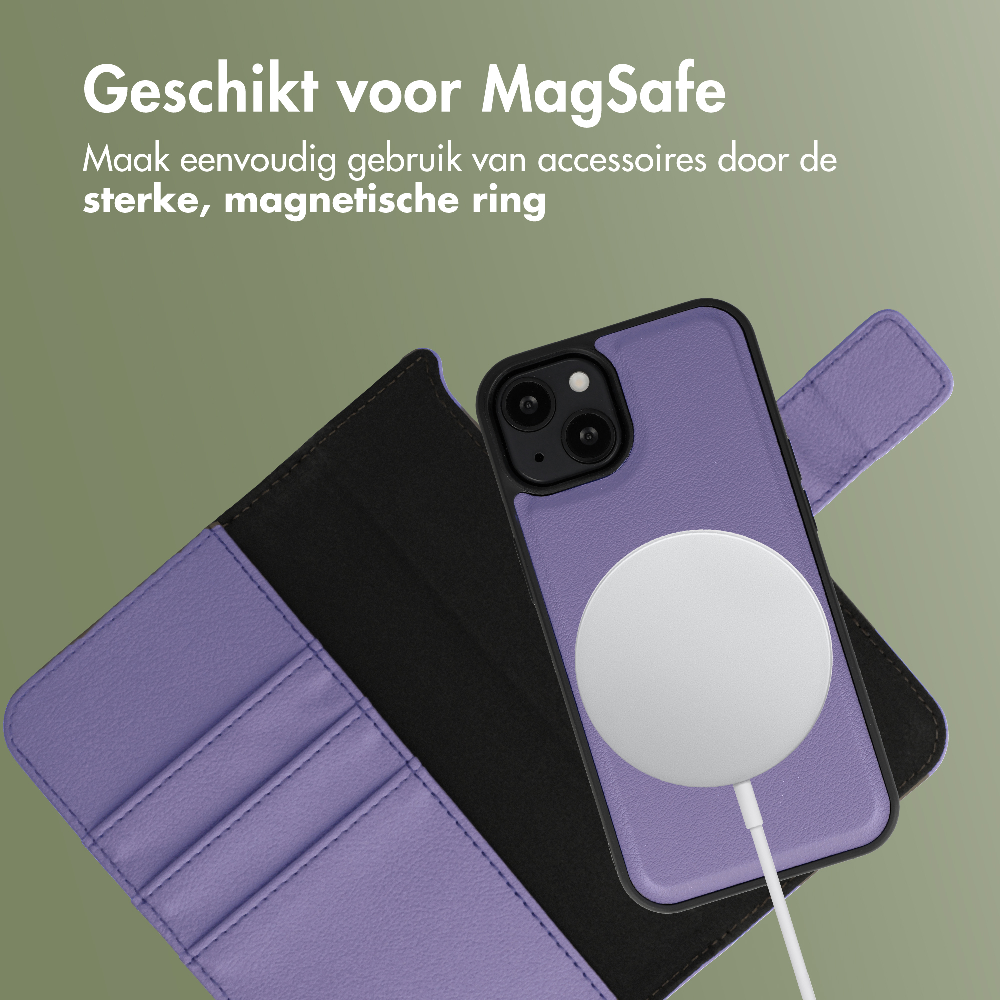 Ein lila MagSafe-fähiges iPhone-Etui mit einer weißen Ladeplatte daneben.