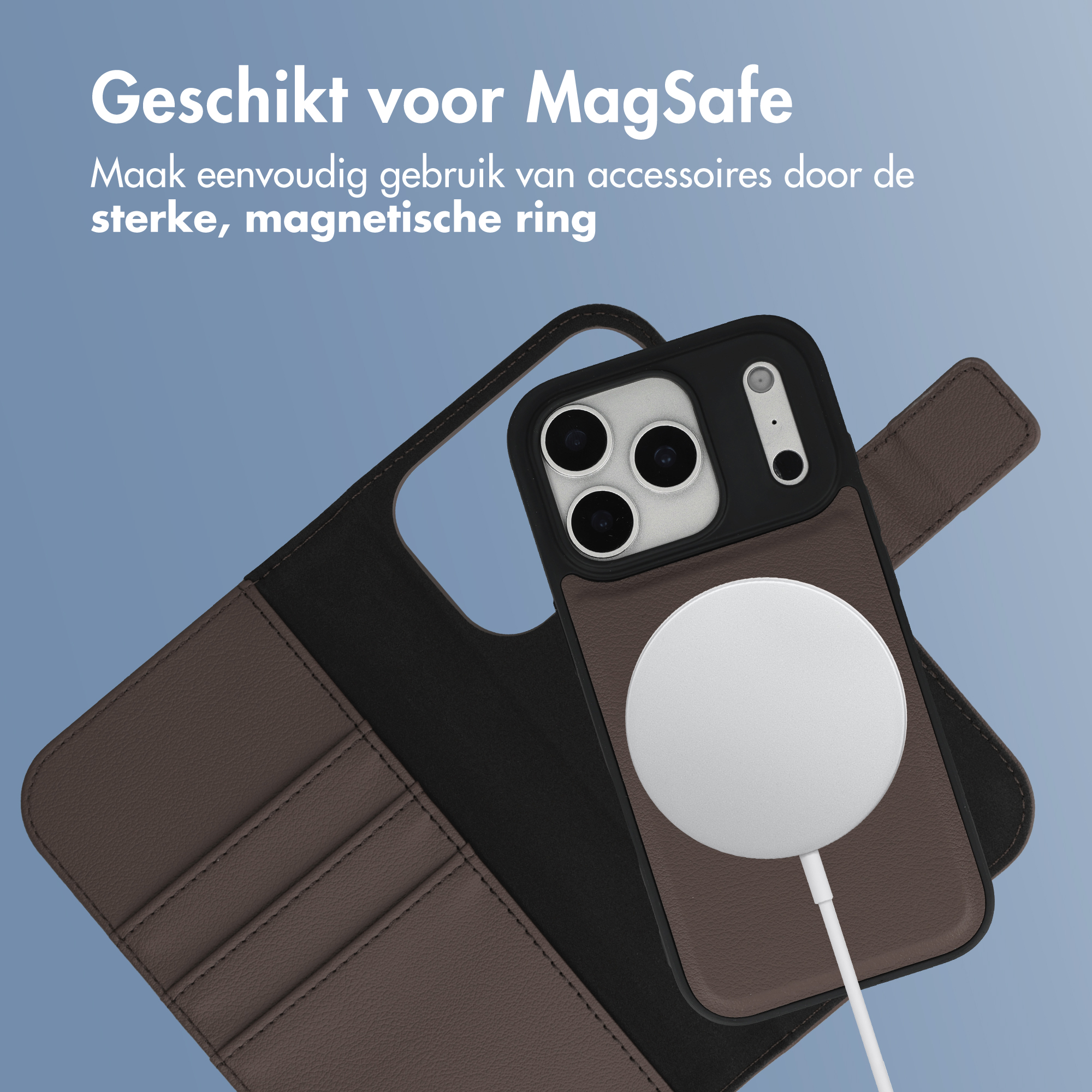 Bruine leren iPhone hoes met MagSafe oplader en wit kabeltje.