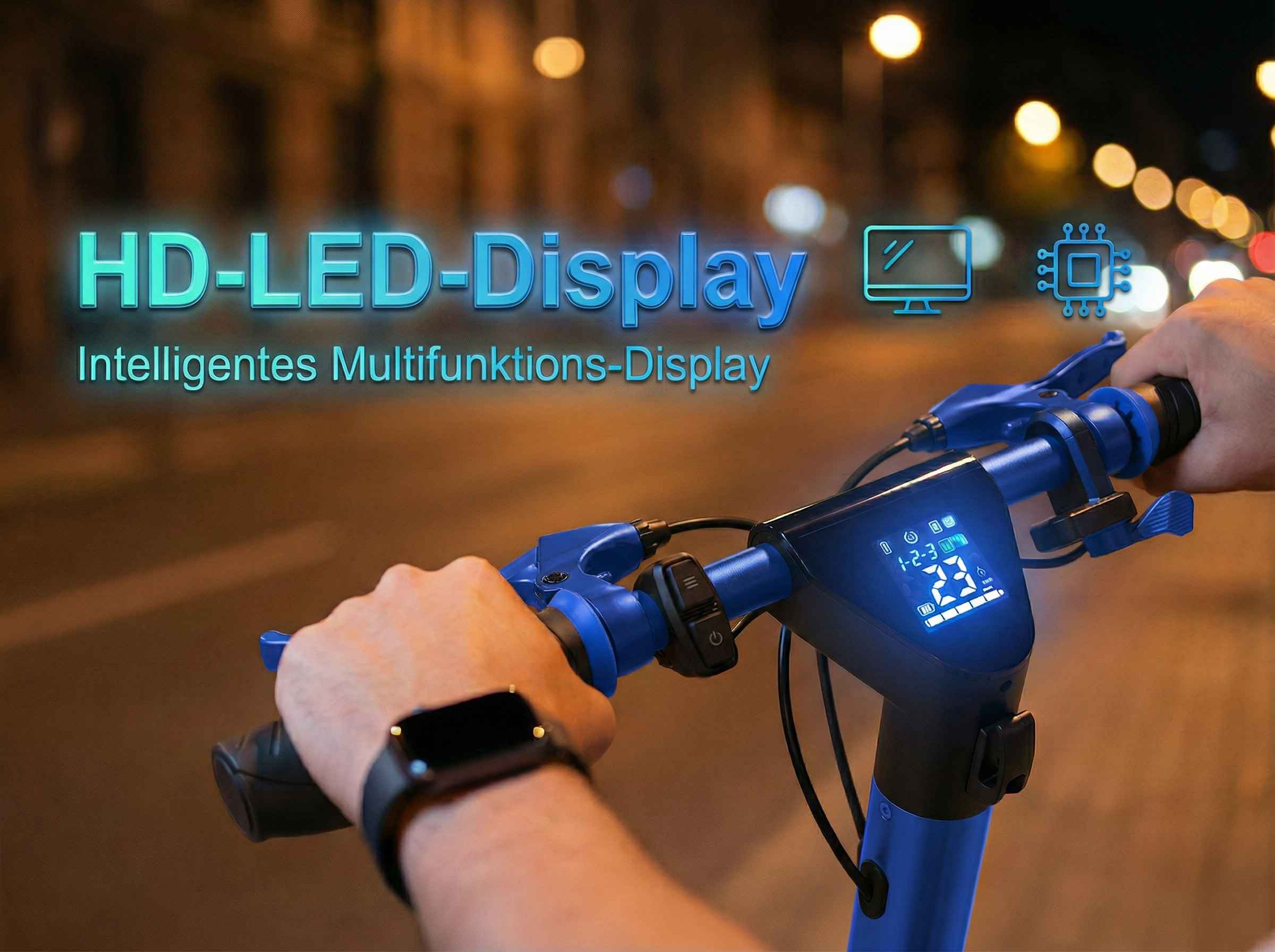 Person hält einen blauen E-Scooter Lenker mit digitalem Display bei Nacht.