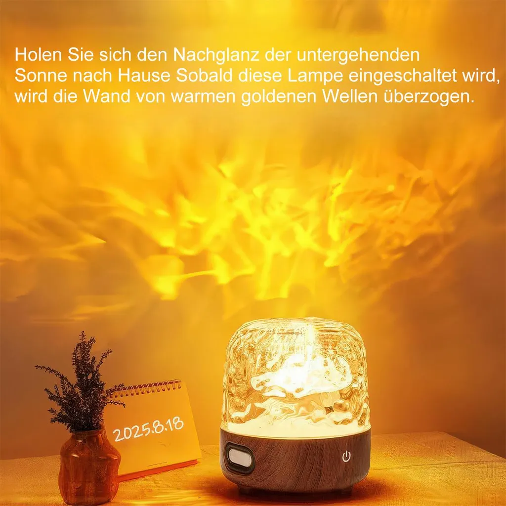 Eine Glaslampe mit Textur projiziert warme goldene Wellen an eine Wand. Eine kleine Pflanze und ein Kalender sind in der Nähe.