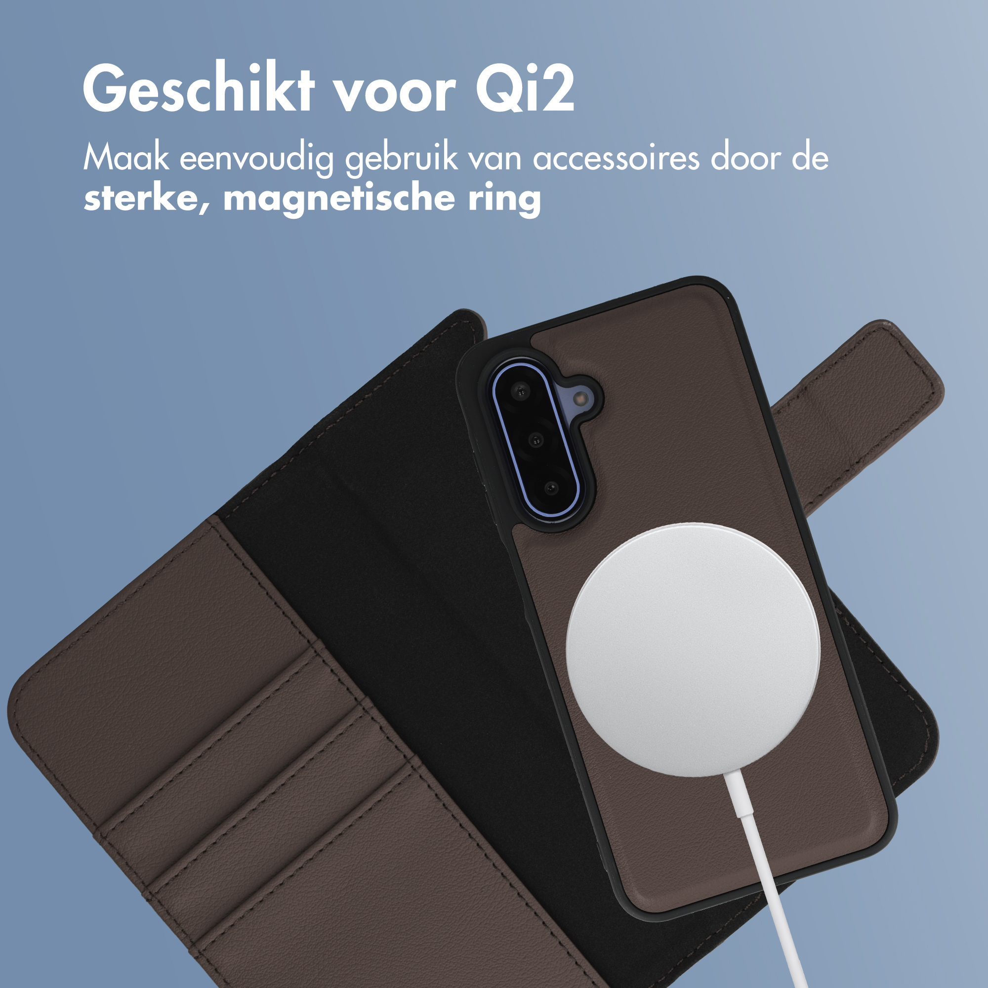Bruine telefoonhoes met een witte magnetische Qi2 lader.
