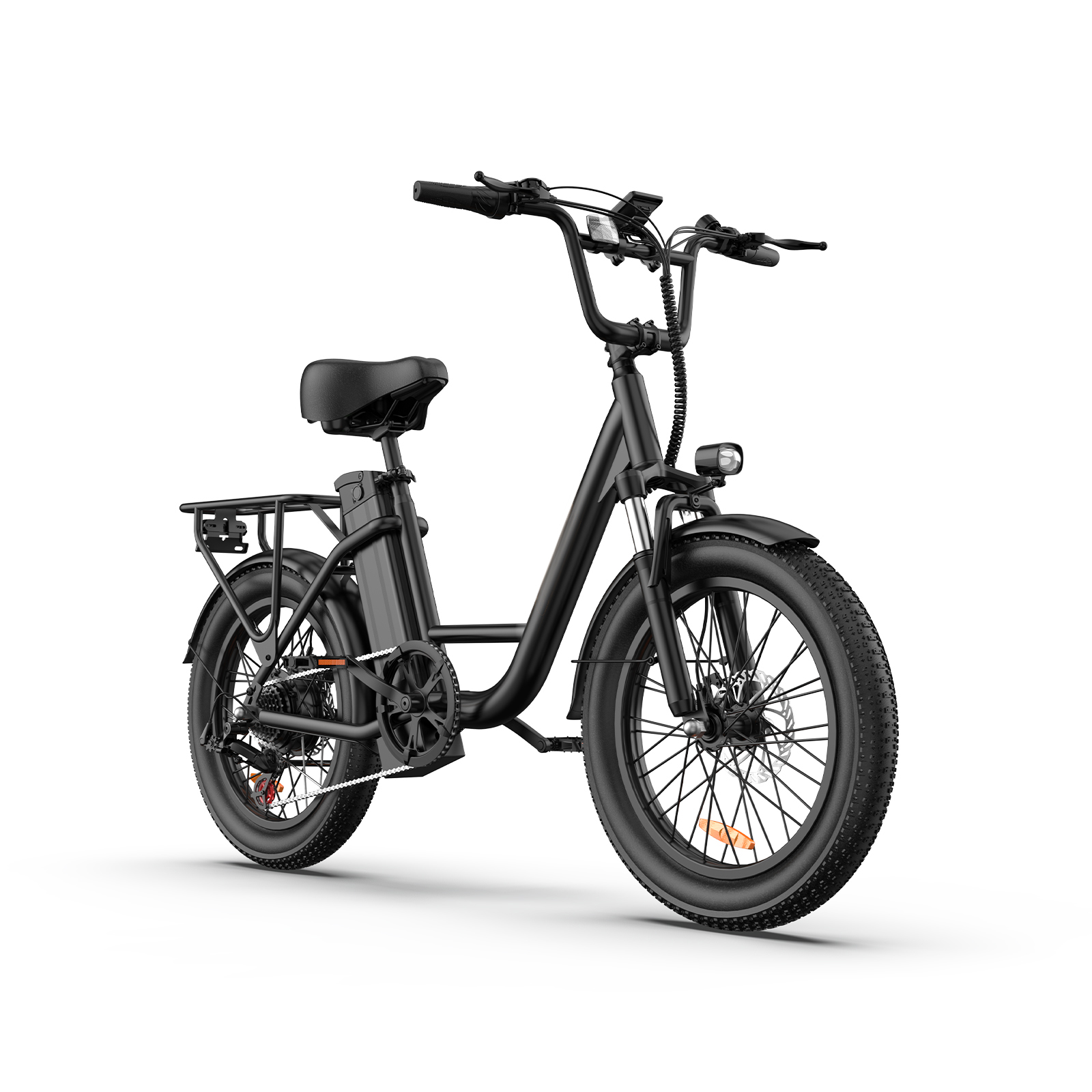 Ein schwarzes E-Bike mit fetten Reifen und Gepäckträger steht vor einem weißen Hintergrund.