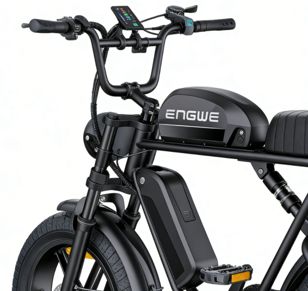 Schwarzes E-Bike mit breiten Reifen, auffälliger Front und digitaler Anzeige am Lenker.