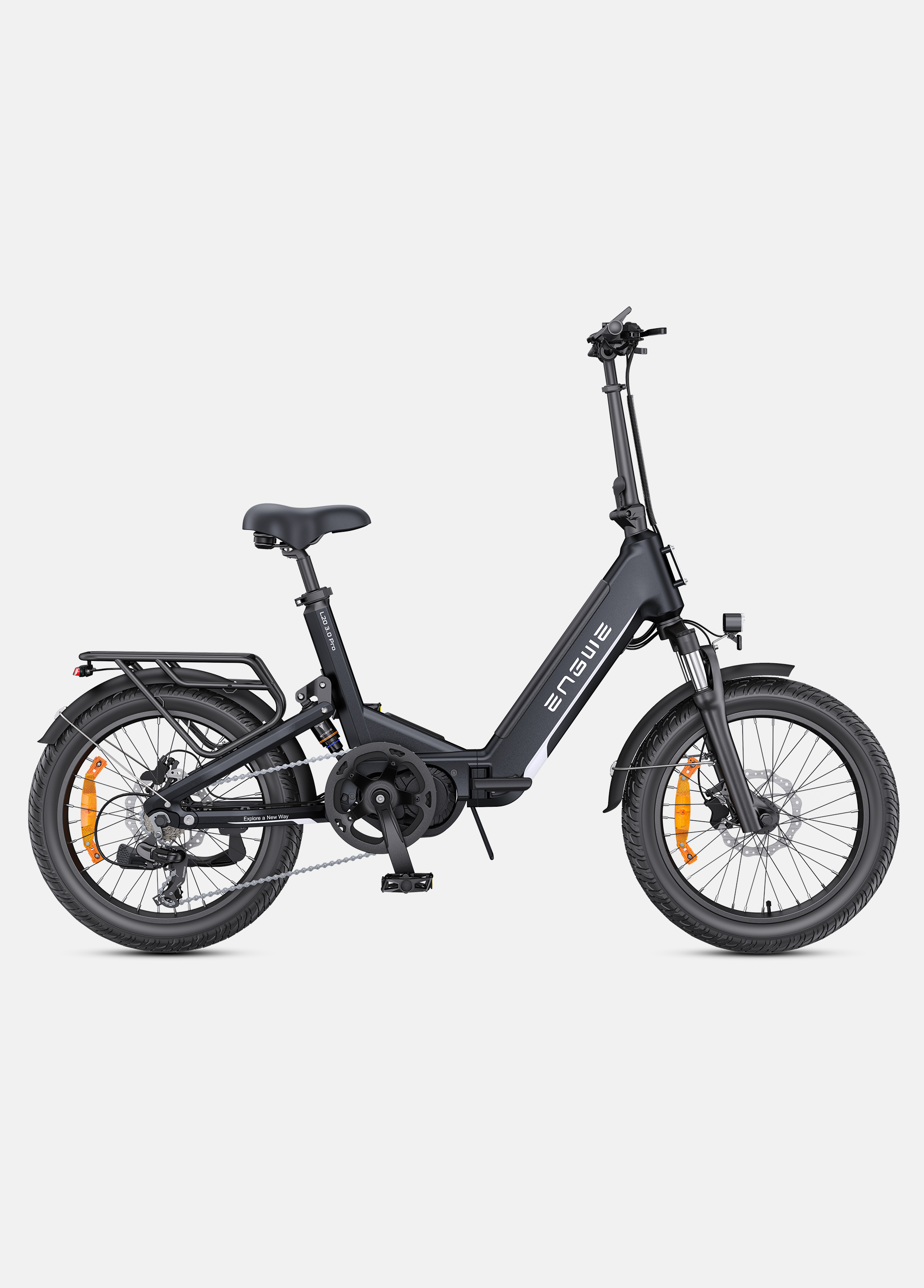Ein schwarzes, faltbares E-Bike mit Gepäckträger und Reflektoren vor hellem Hintergrund.