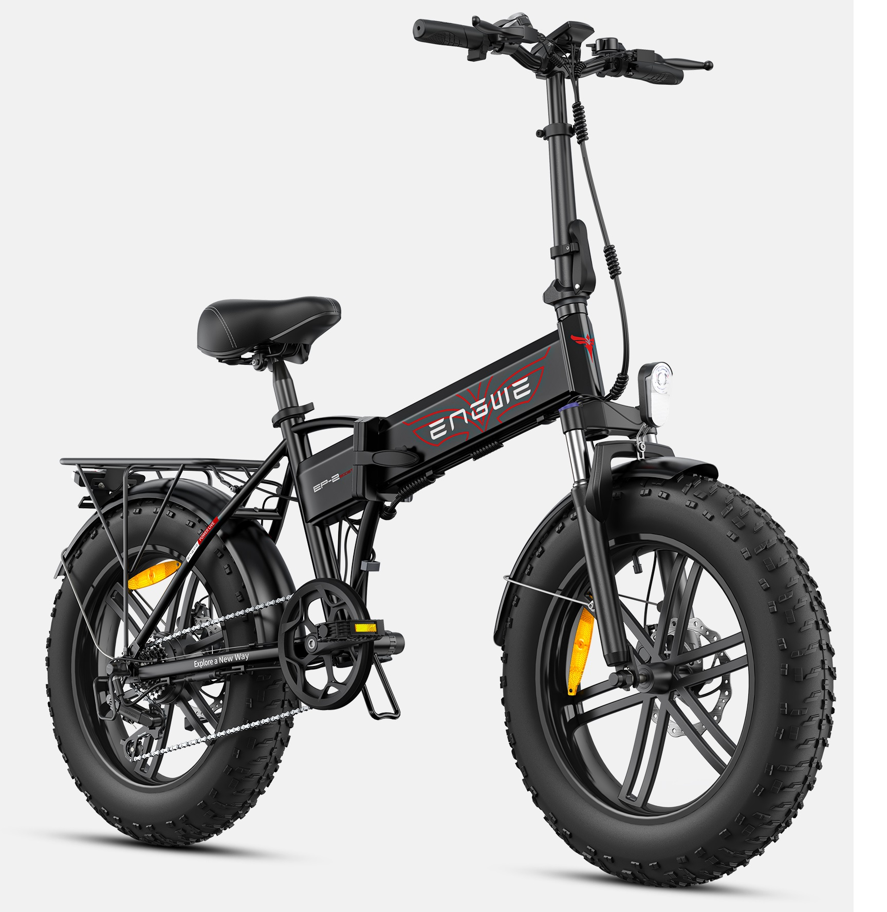 Ein schwarzes faltbares E-Bike mit dicken Reifen, Gepäckträger und Scheinwerfer.