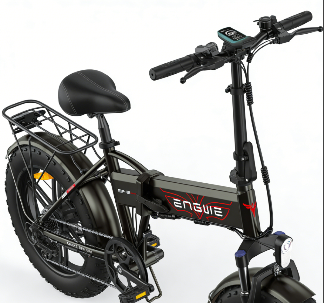 Ein schwarzes E-Bike mit dickem Reifen, Gepäckträger, Display und rotem Logo.