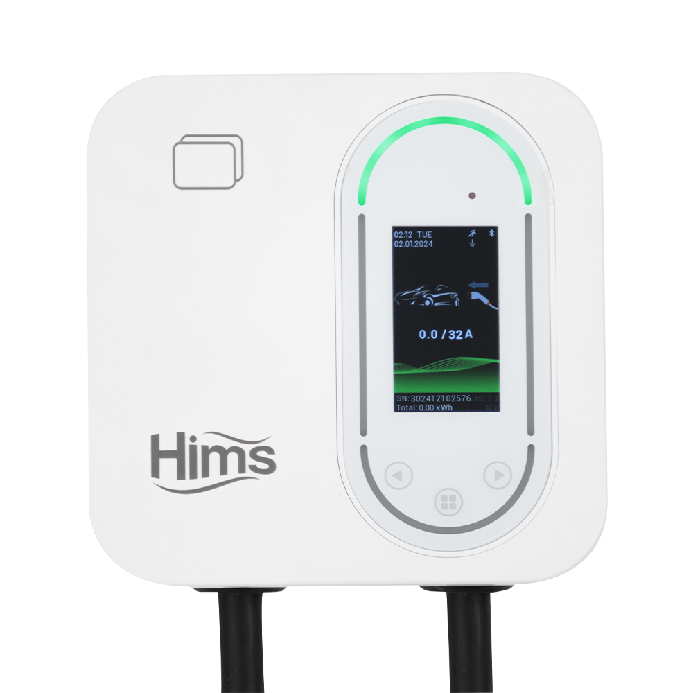 0,0/32A gösteren dijital ekranlı beyaz bir Hims elektrikli araç şarj cihazı.