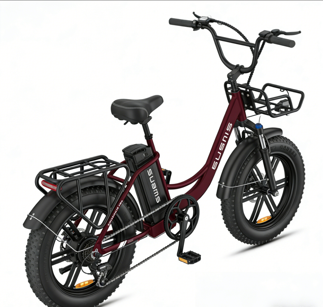Ein purpurrotes E-Fatbike mit vorderem und hinterem Gepäckträger und Akkupack.