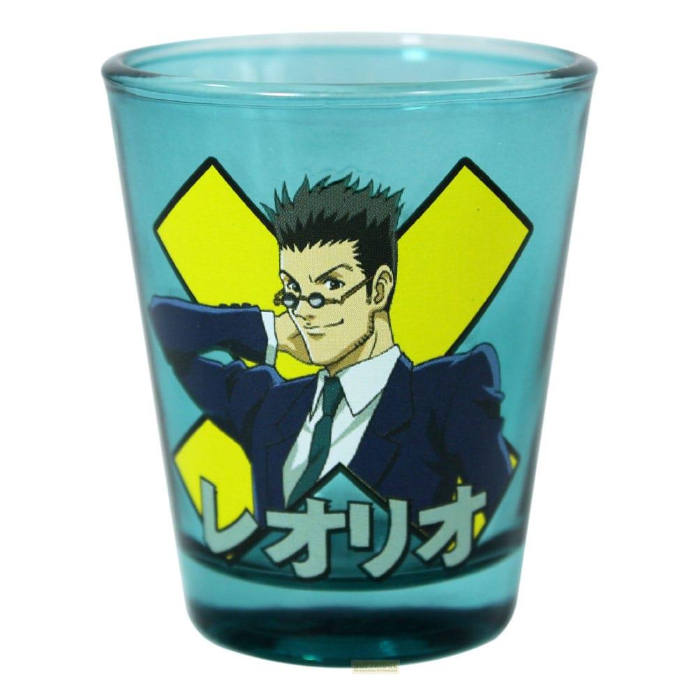 Ein blauer Glasbecher mit einem Anime-Charakter in einem Anzug und japanischen Schriftzeichen.