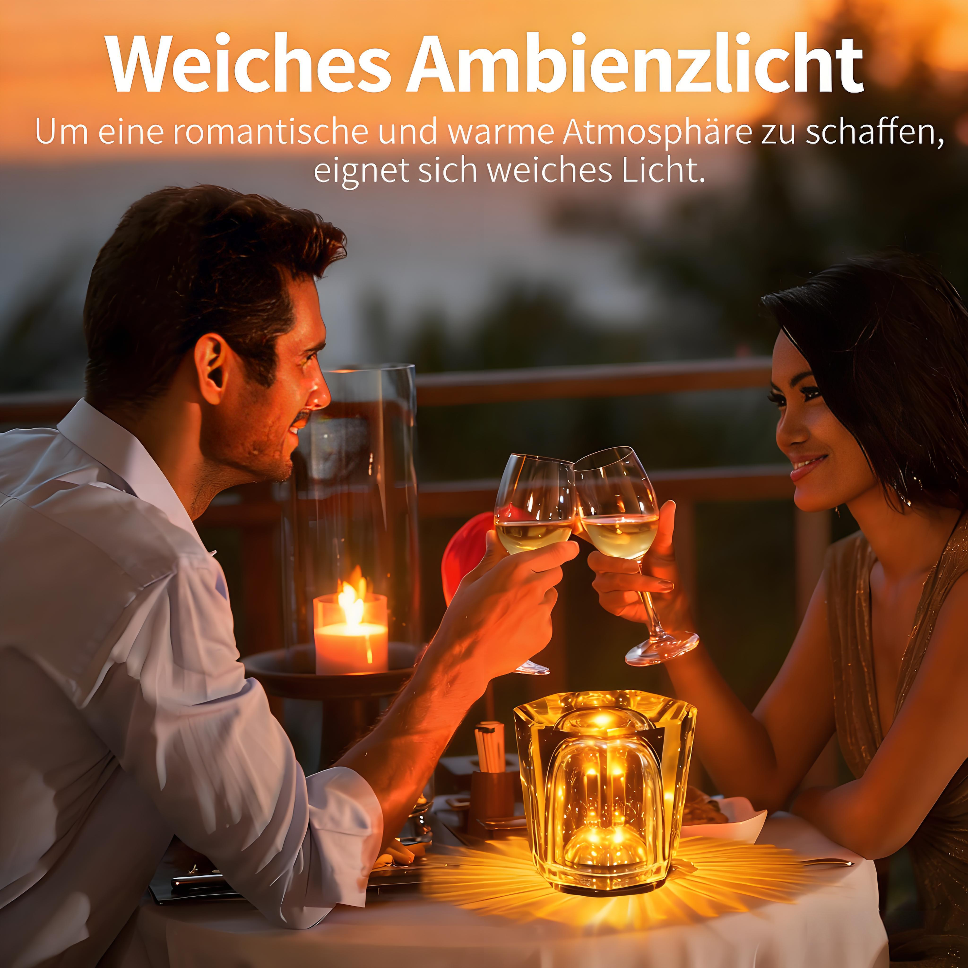 Ein Paar genießt Wein bei Kerzenlicht an einem Tisch im Freien.