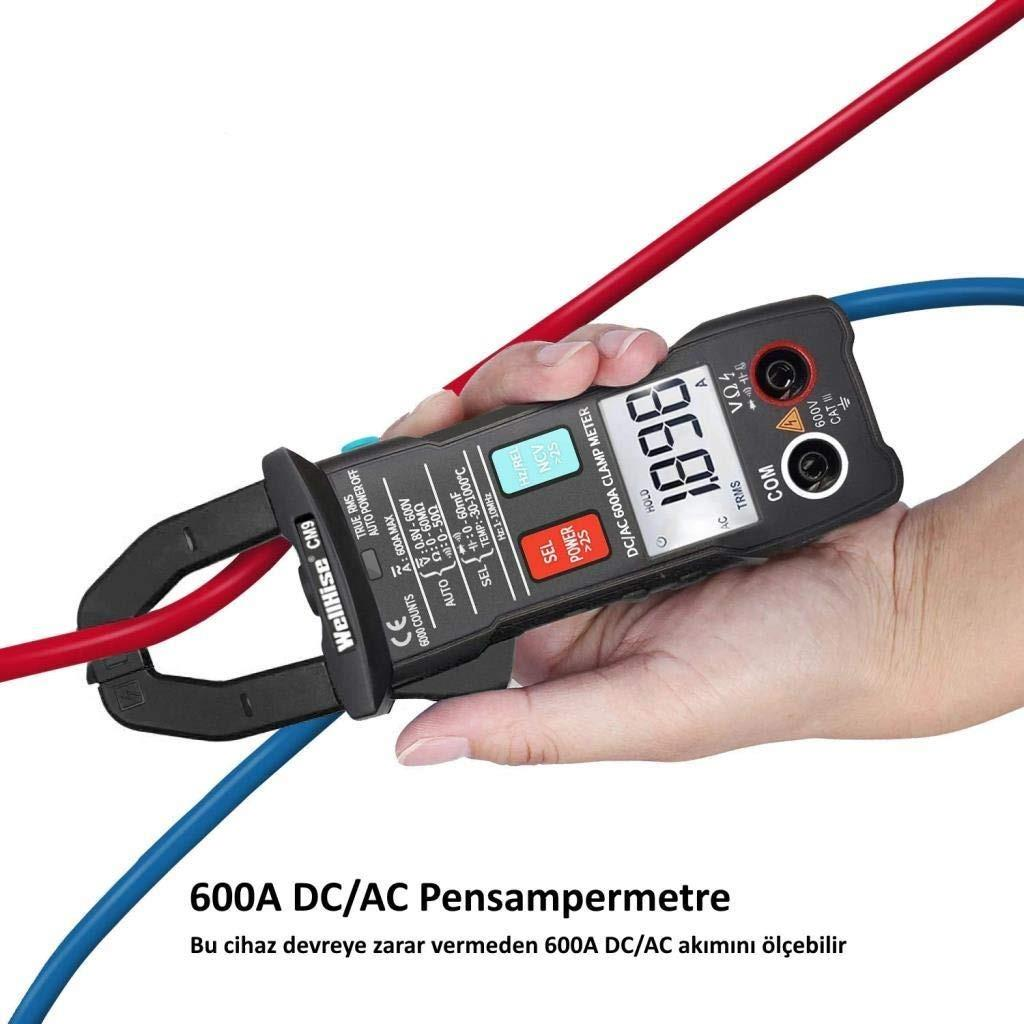 Bir el, kırmızı ve mavi kablolu 600A DC/AC pensampermetre tutuyor.