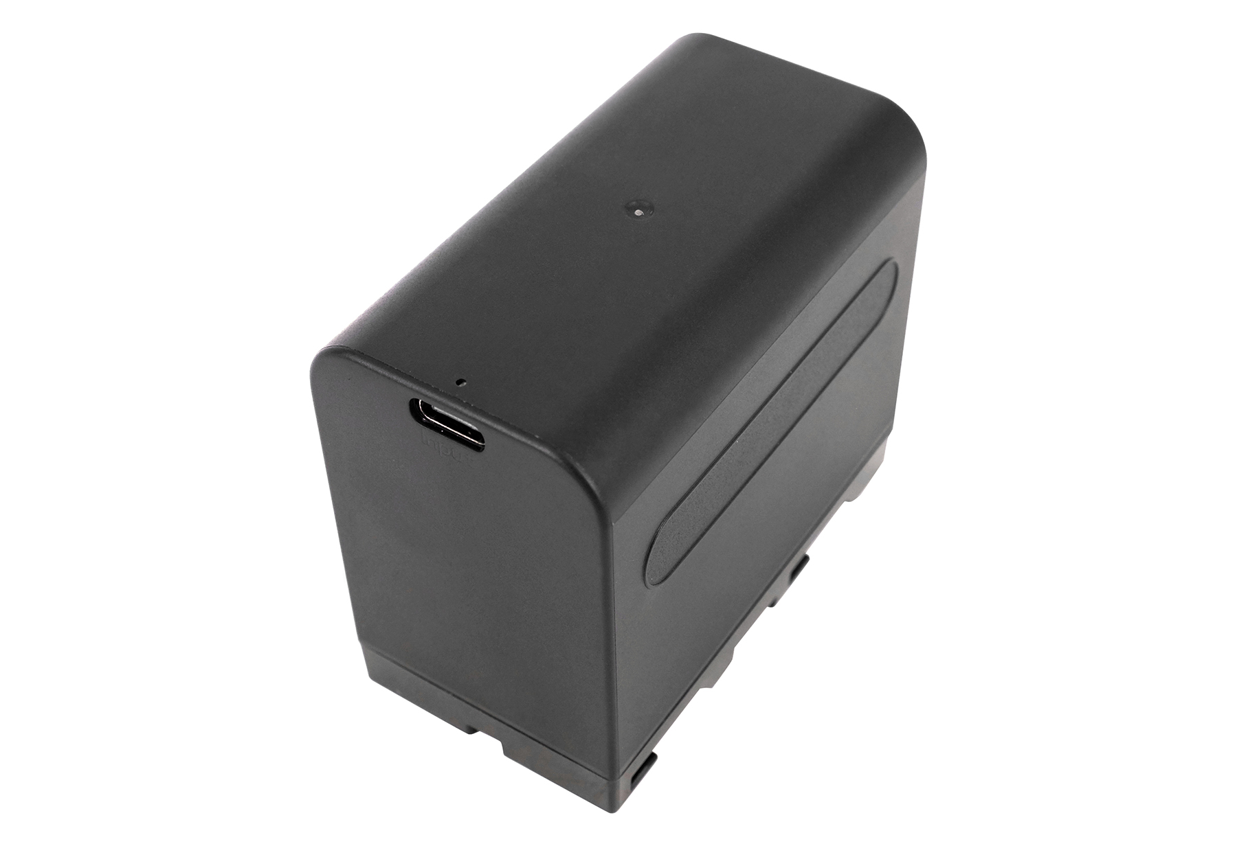Schwarzer Akku mit USB-C-Anschluss auf weißem Hintergrund.
