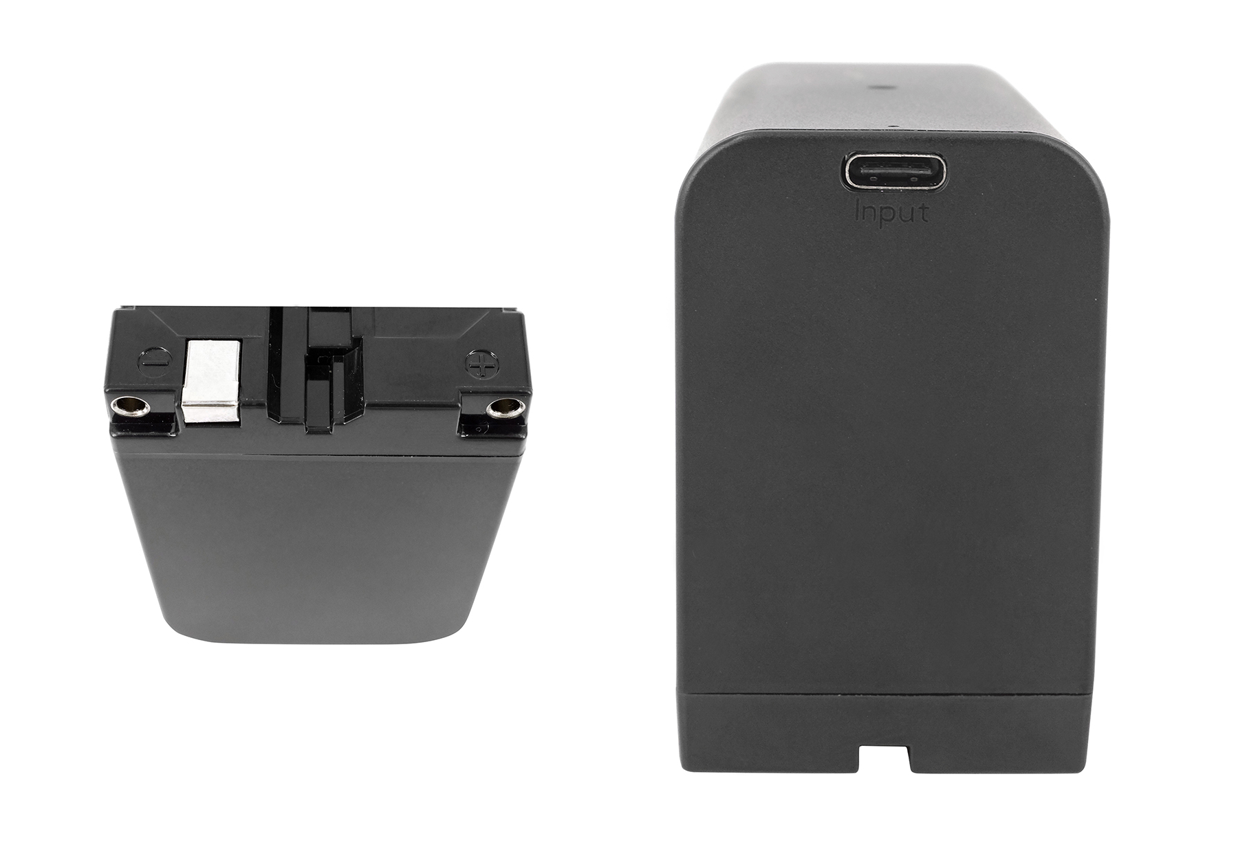 Ein schwarzer Akkupack und eine schwarze Powerbank mit USB-C-Eingangsanschluss.