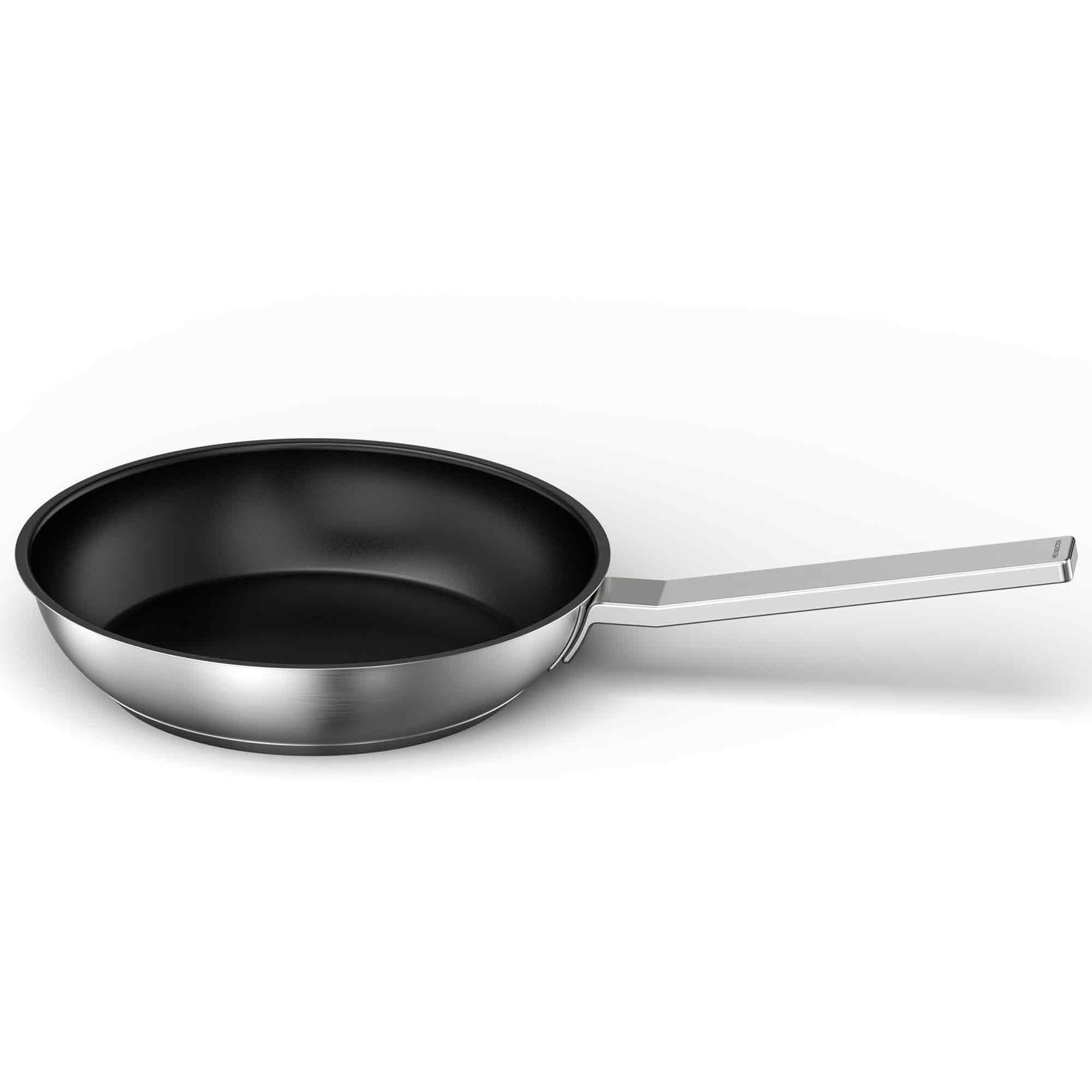 Eine silberne Bratpfanne mit schwarzer Beschichtung und einem langen Metallgriff.