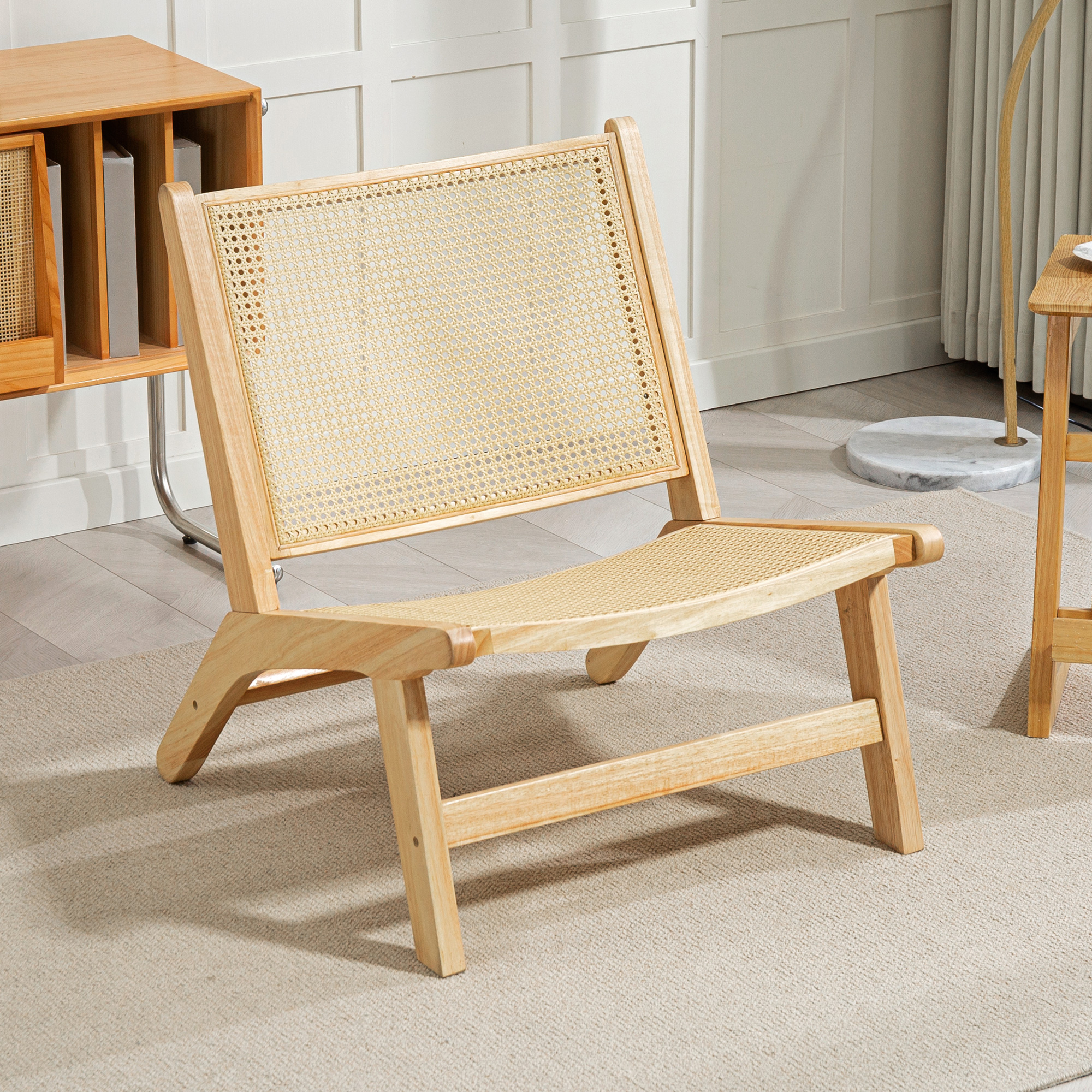 Una silla de madera con tejido de ratán sobre una alfombra.