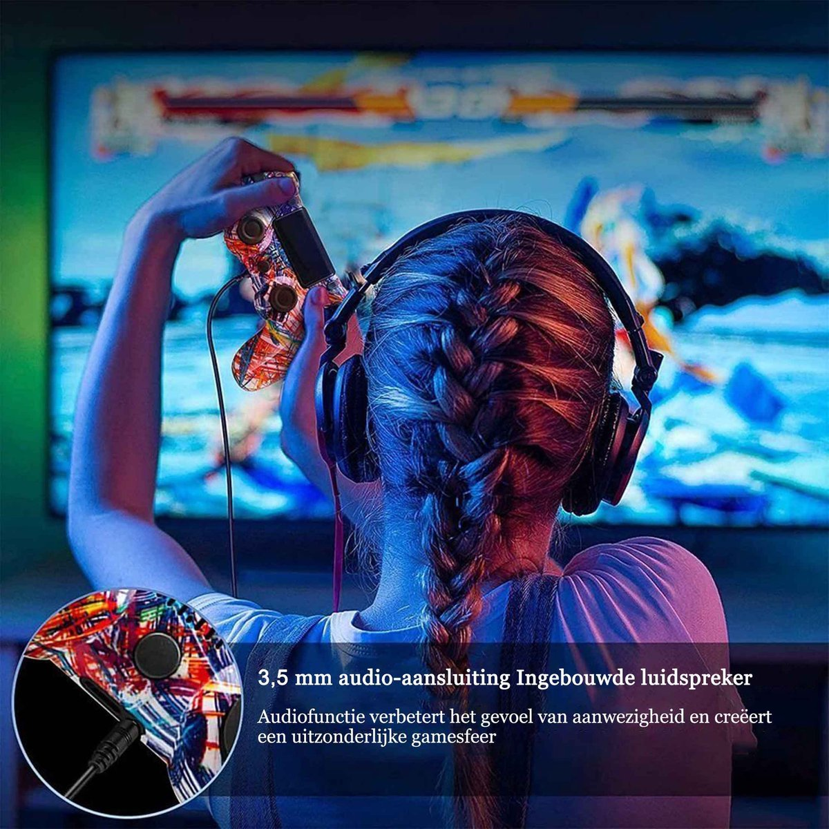Person mit Kopfhörern und Controller spielt Videospiel vor einem leuchtenden Bildschirm.
