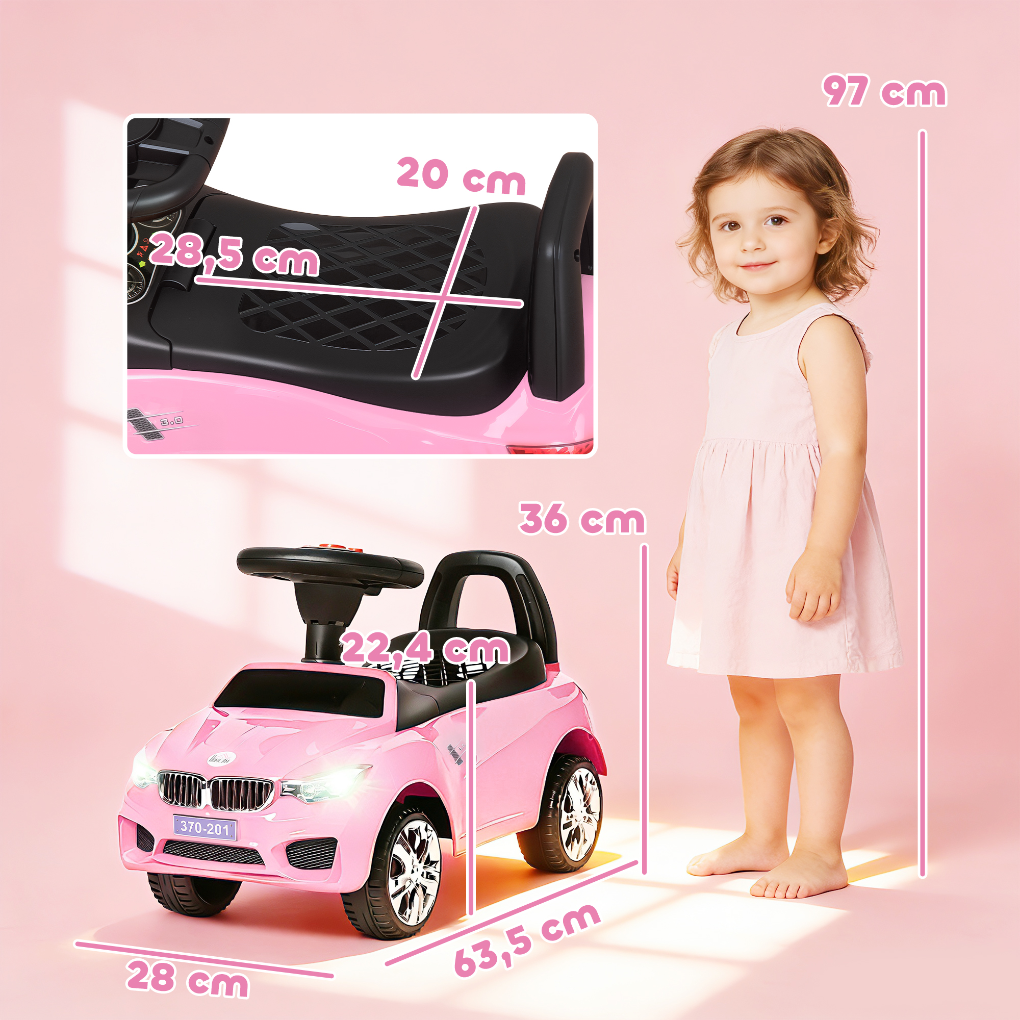 Un coche de juguete rosa con un niño al lado, se muestran las dimensiones.