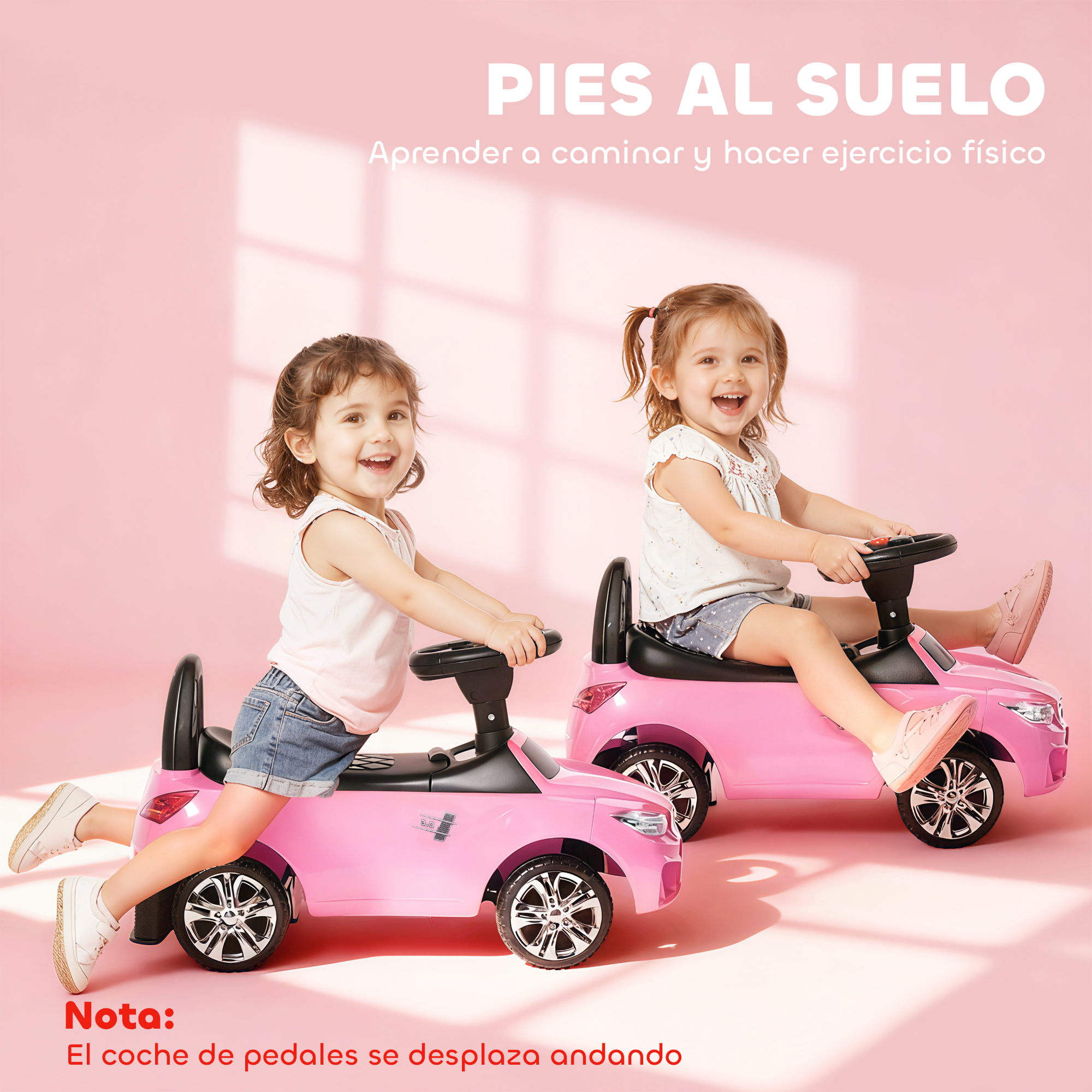 Dos niñas sonrientes montan coches de juguete rosas sobre fondo rosa.