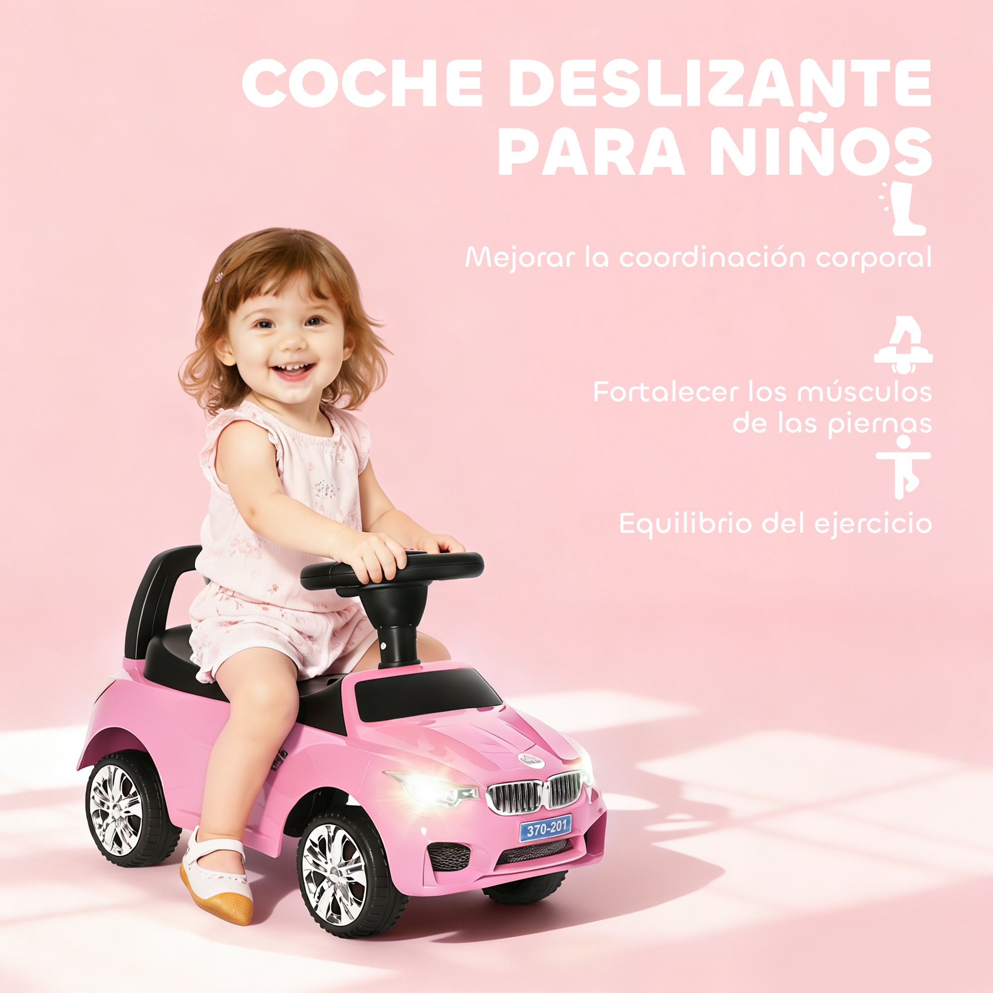 Una niña pequeña sonríe sentada en un cochecito rosa.