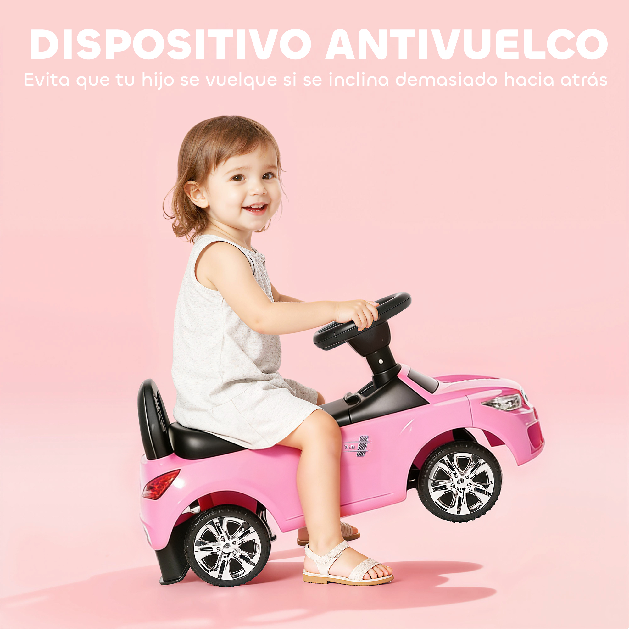 Una niña pequeña se sienta en un coche de juguete rosa y sonríe.