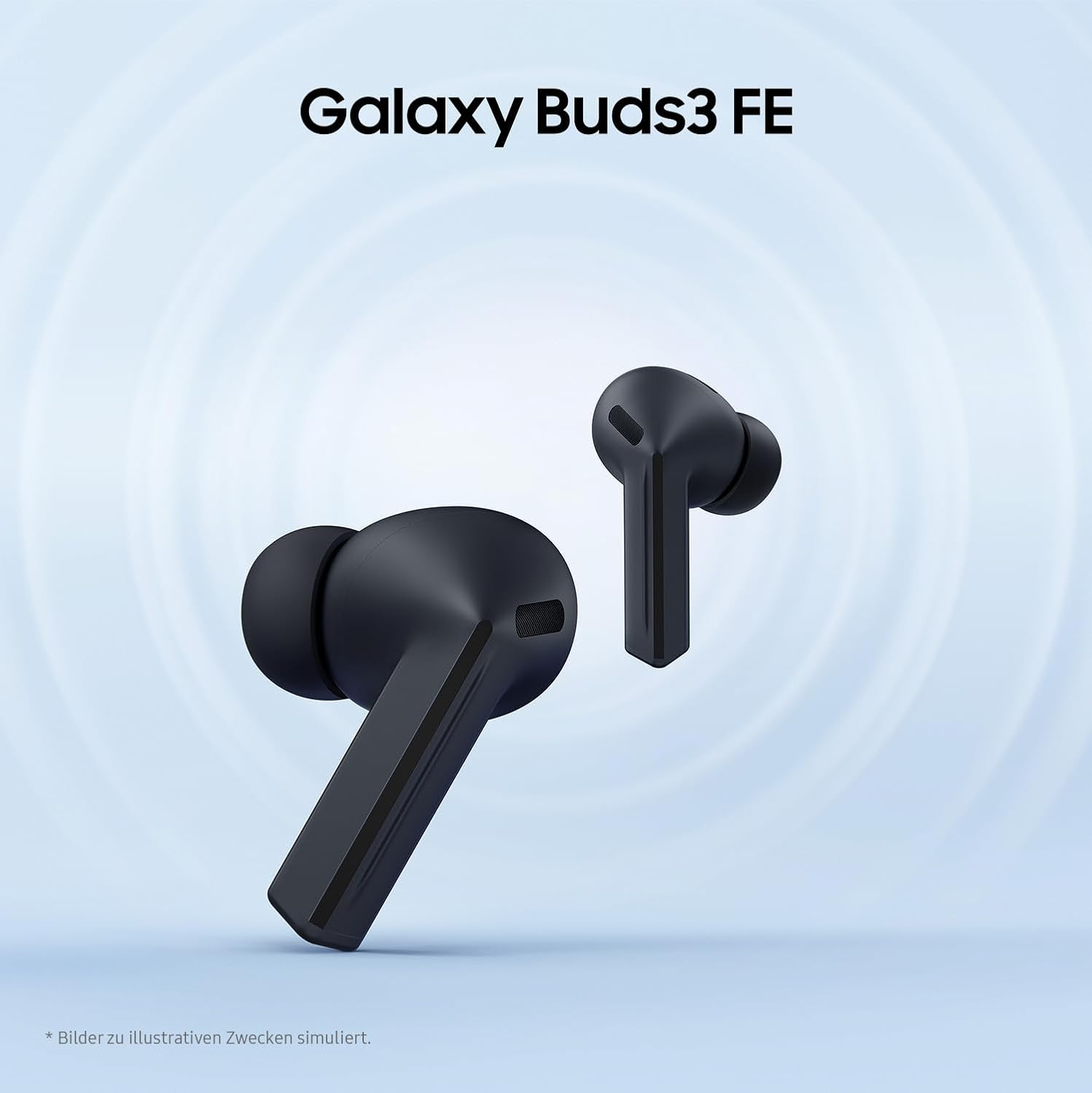 Zwei schwarze Galaxy Buds3 FE Ohrhörer auf blauem Hintergrund mit Wellenmuster.