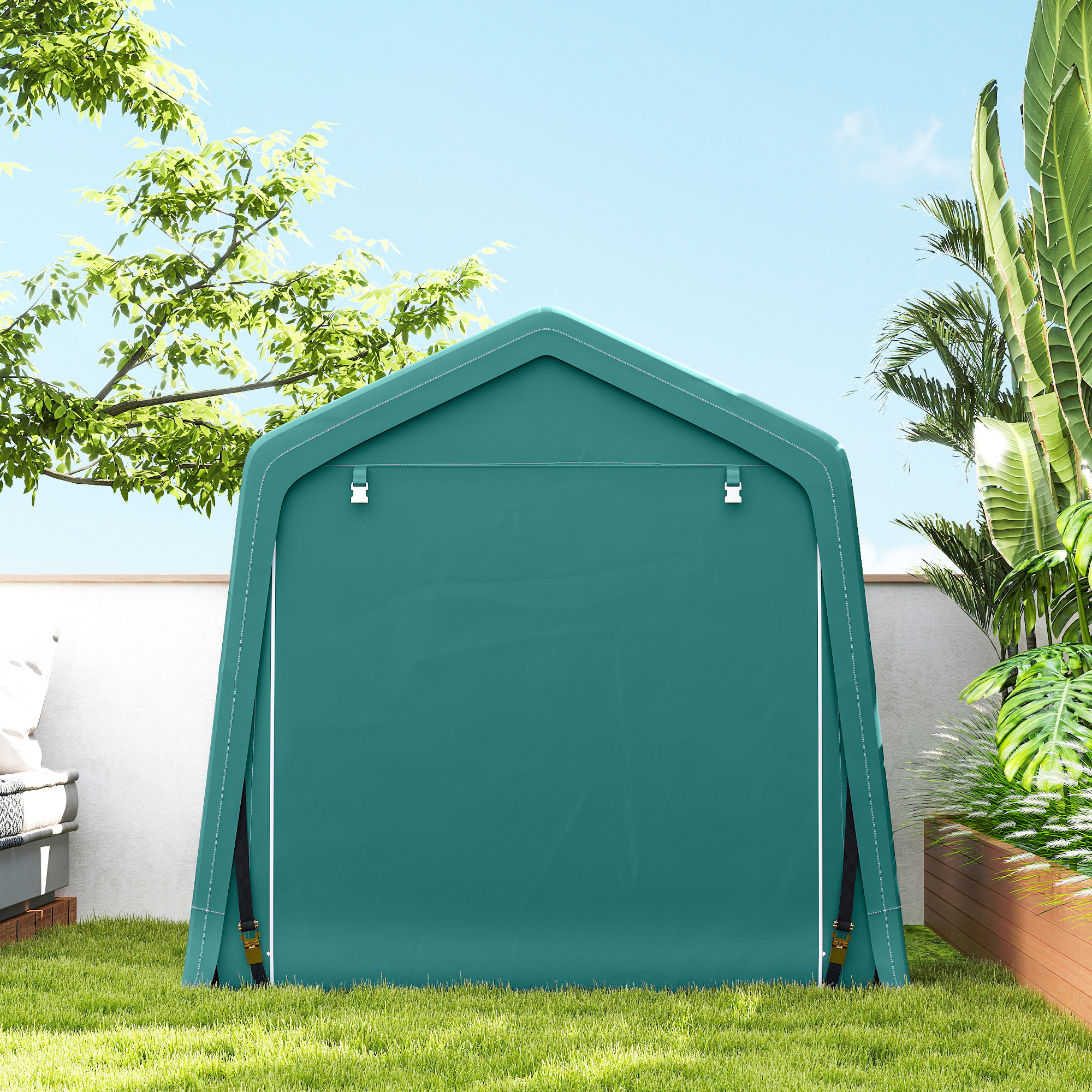 Una tenda da magazzino verde si erge su un prato, circondata da alberi e foglie di palma.