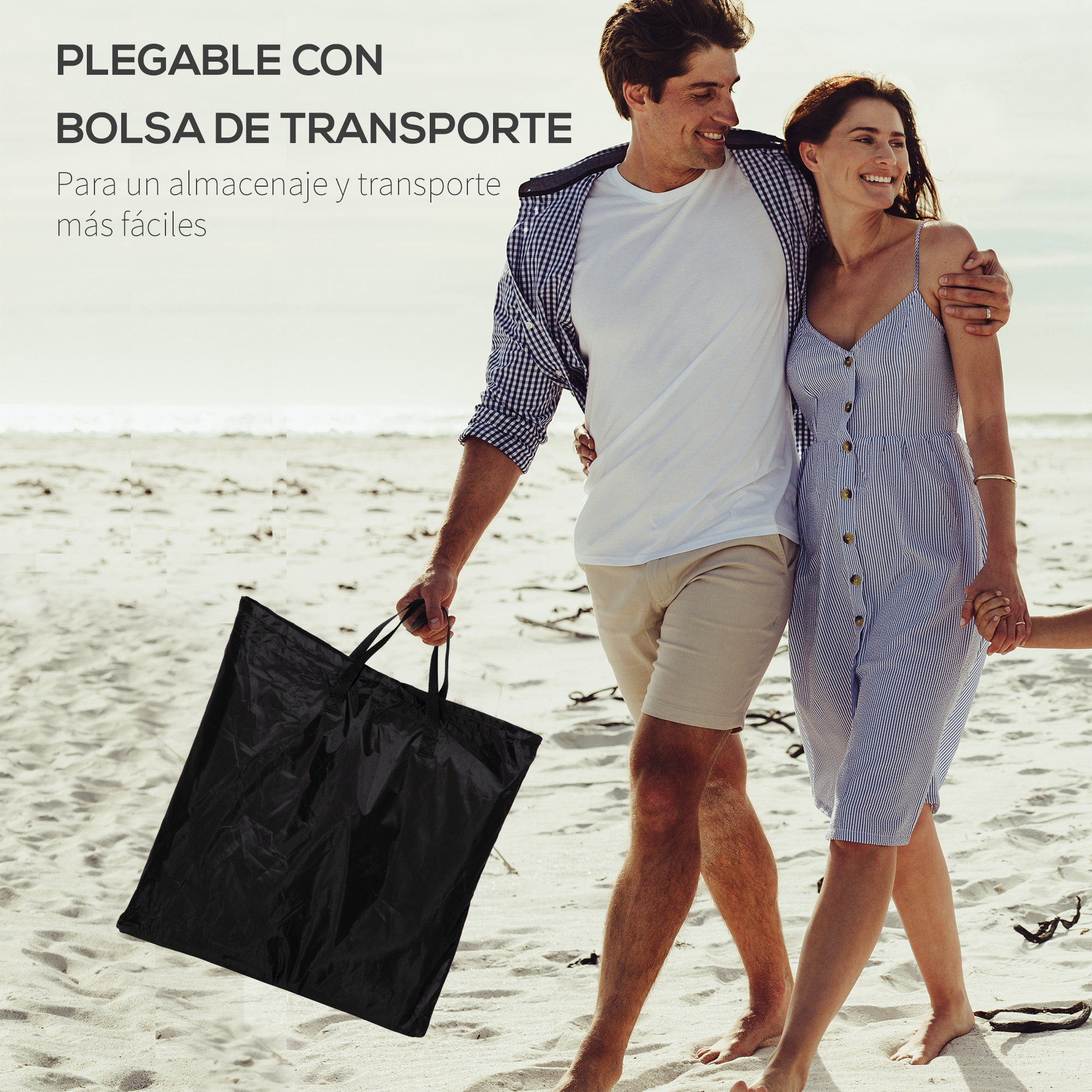 Una pareja camina por la playa llevando una bolsa negra.