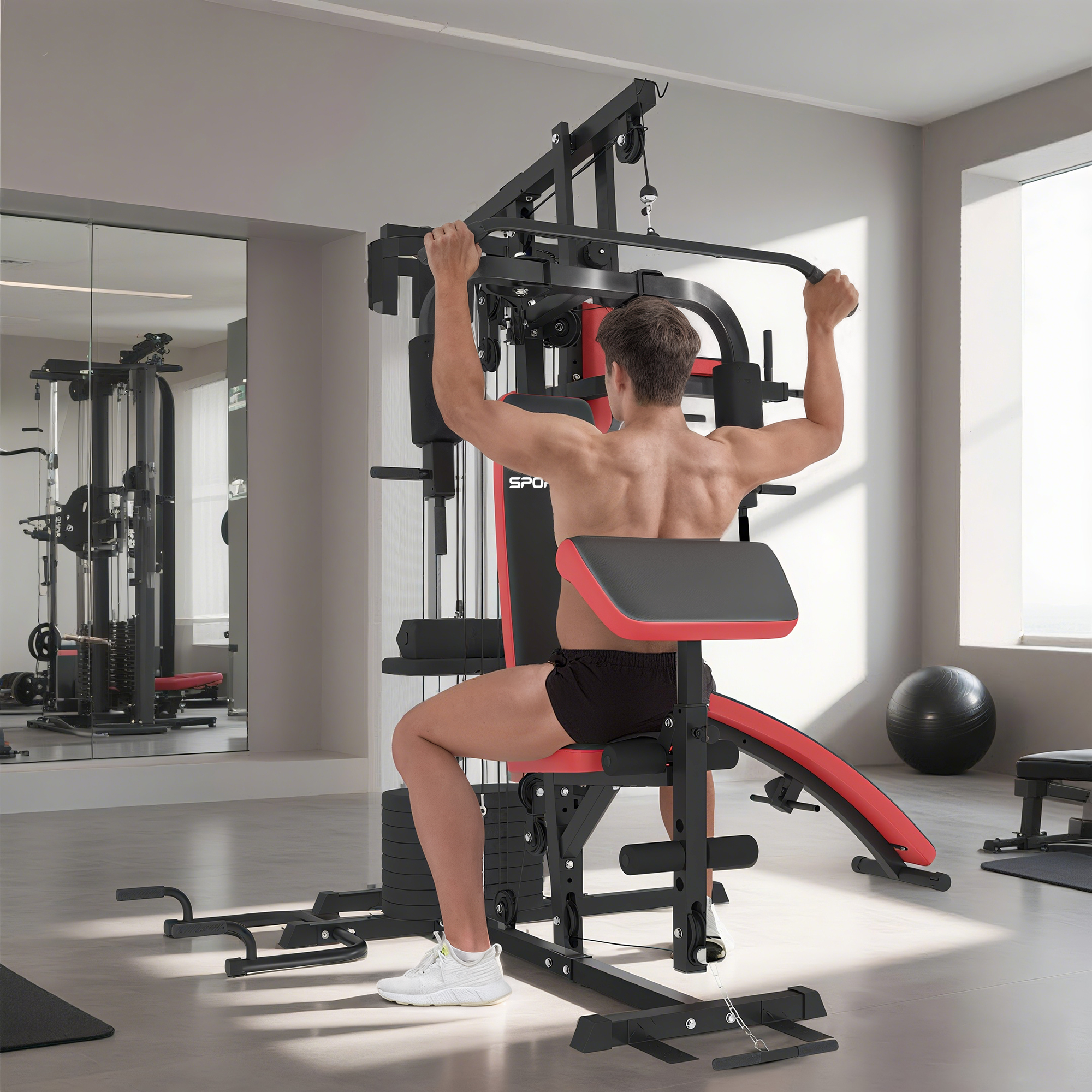 Hombre haciendo ejercicio en máquina de pesas en gimnasio. Espejo al fondo.