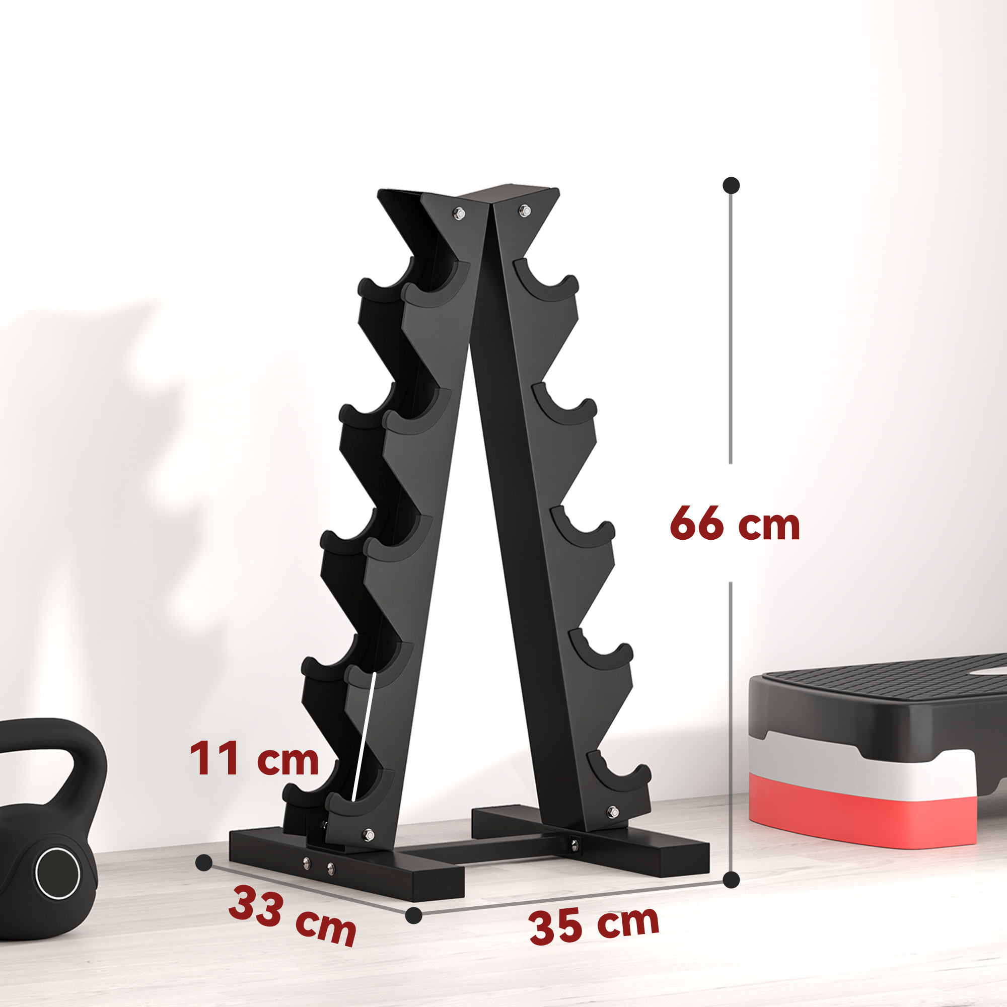 Rack de mancuernas negro de 5 niveles, pesa rusa a la izquierda, step a la derecha.