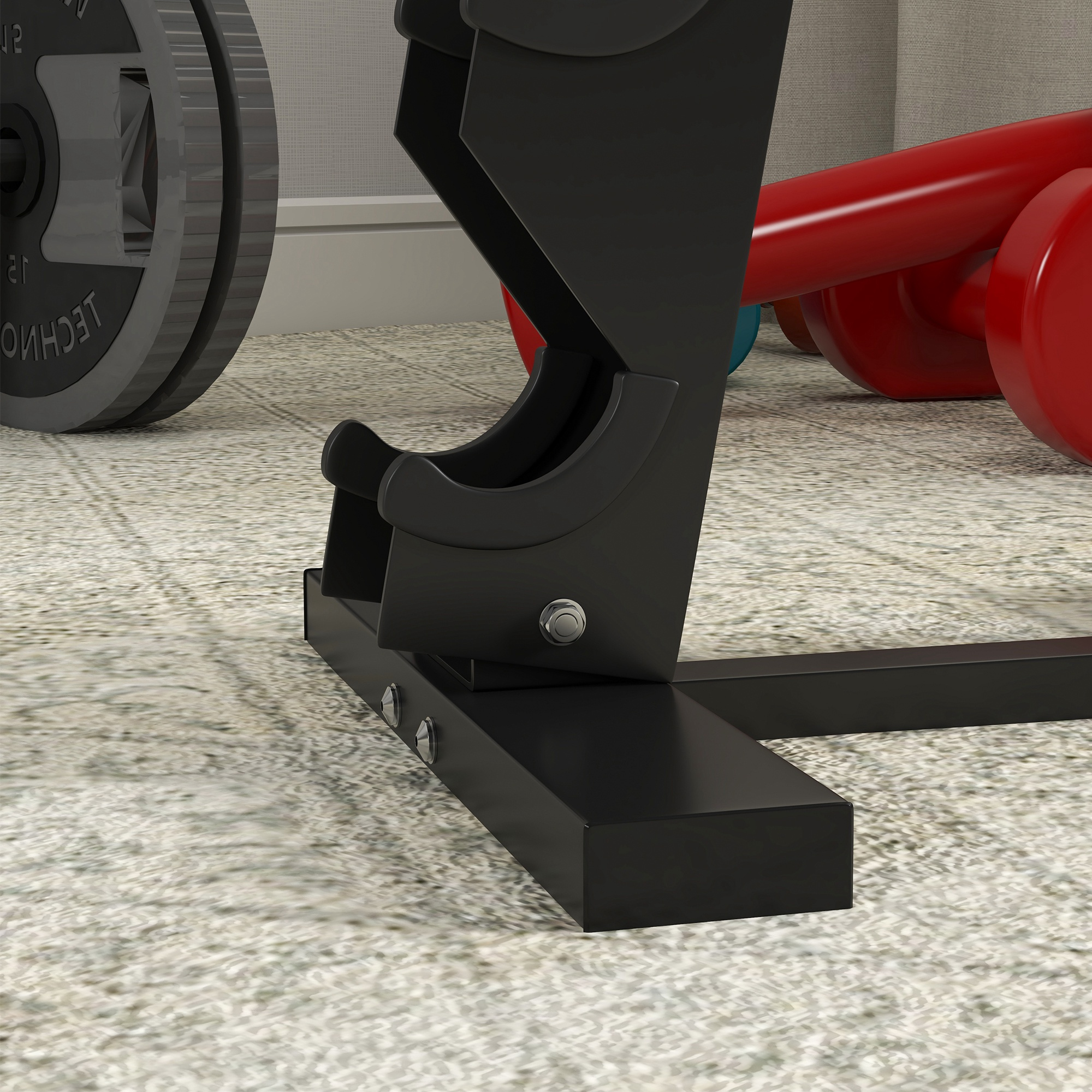 Un soporte para pesas negro con pesas y mancuernas rojas sobre una alfombra.