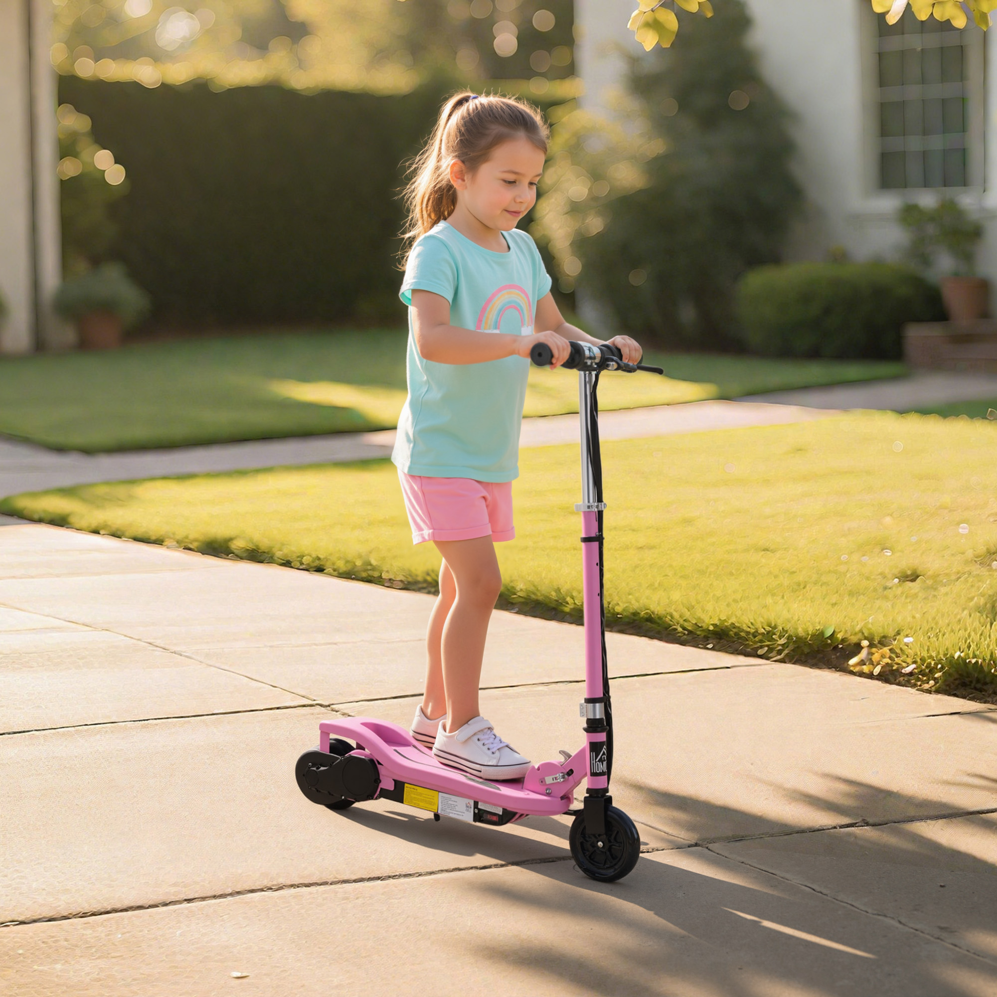 Una niña con camiseta azul monta un patinete eléctrico rosa por un camino pavimentado.