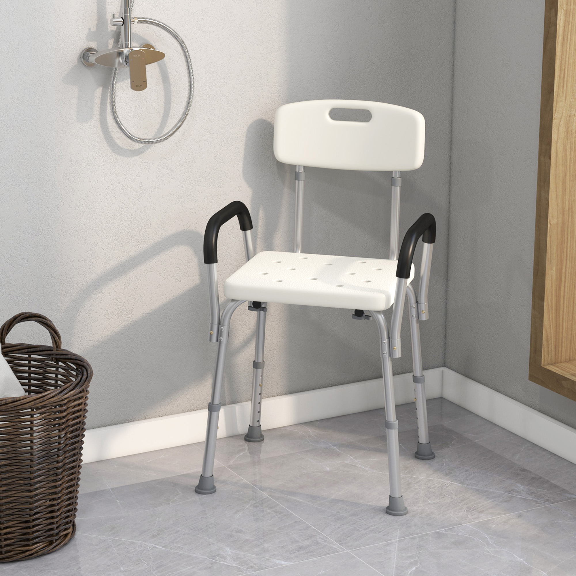 Una silla de ducha blanca con reposabrazos se sienta en un suelo de mármol gris junto a una cesta.