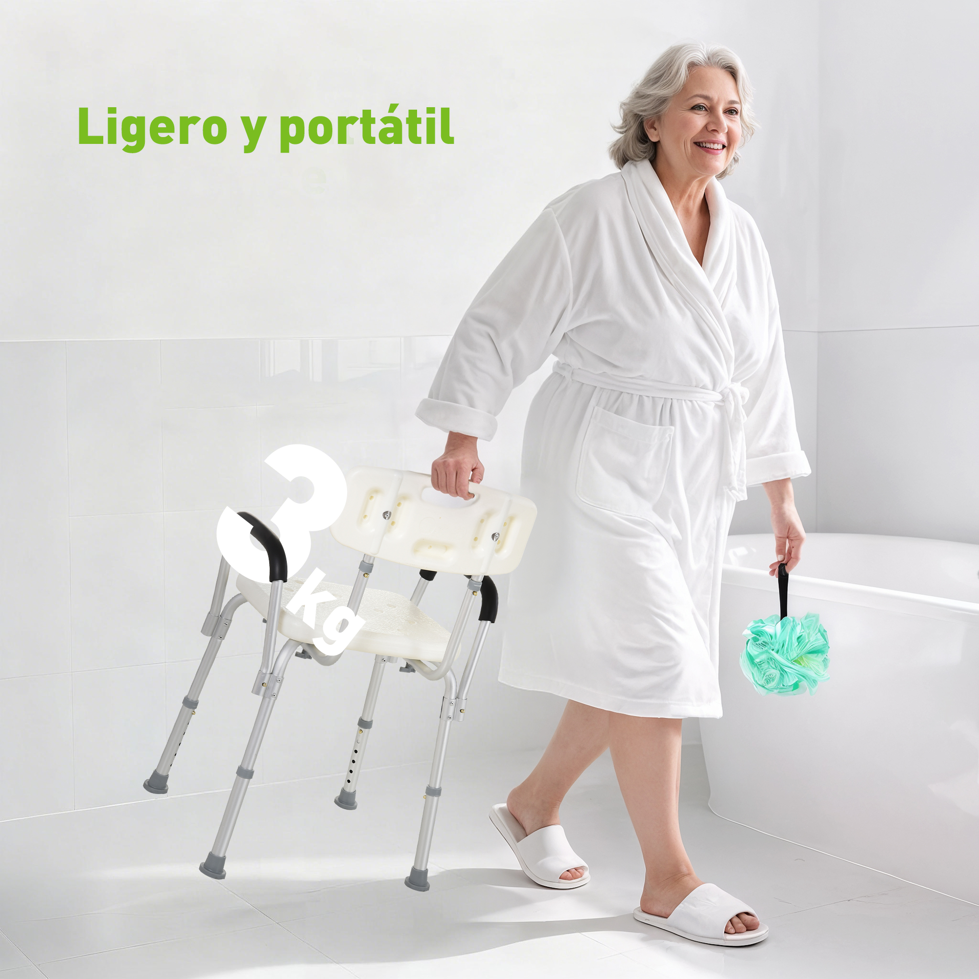 Mujer mayor con bata lleva una silla de ducha ligera, sosteniendo una lufa verde.