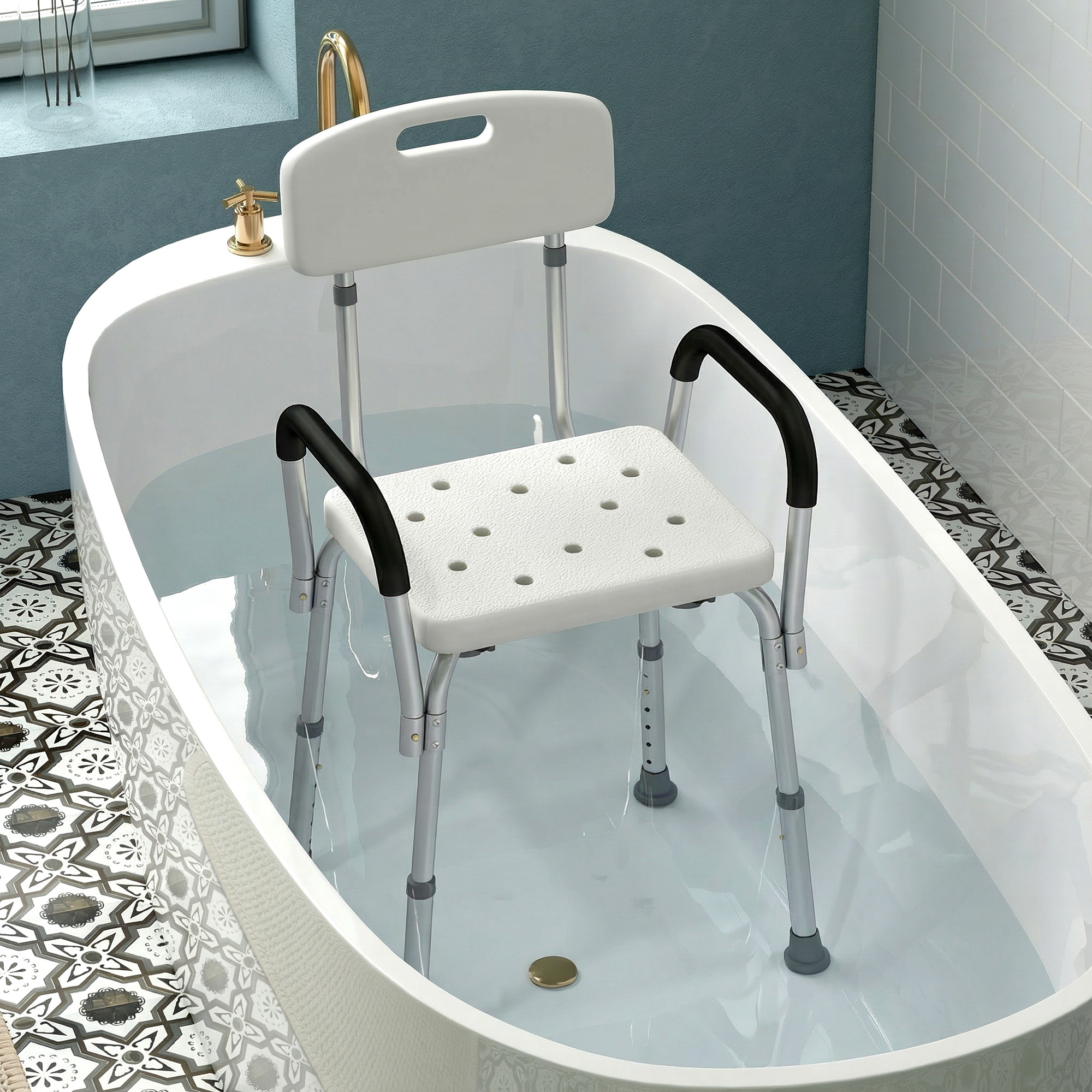 Una silla de ducha blanca con respaldo y reposabrazos está en una bañera llena.