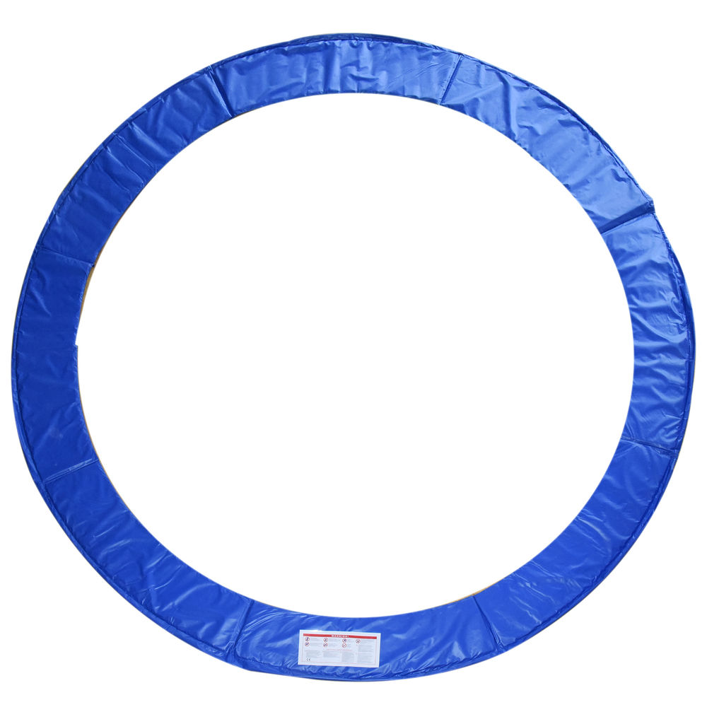 Un borde de seguridad de trampolín azul acolchado sobre fondo blanco.