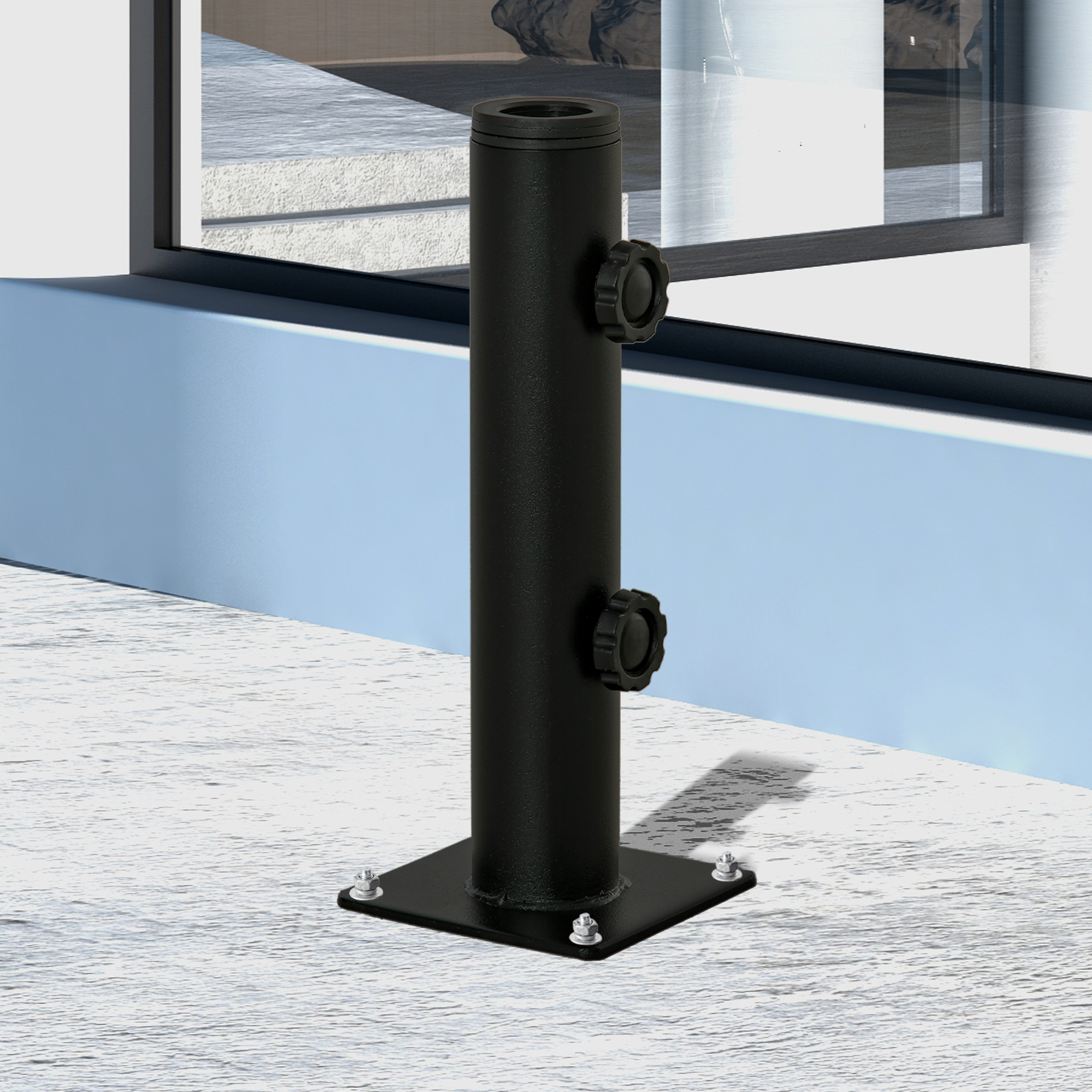 Soporte de sombrilla negro con tornillos sobre superficie gris.