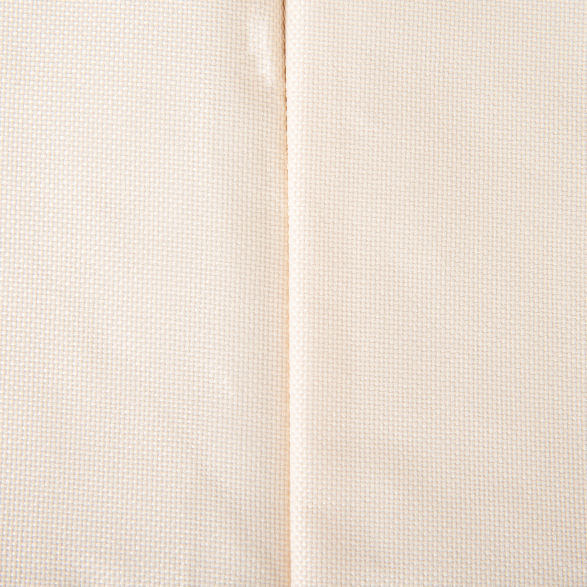Tela beige con textura tejida fina y pliegue vertical.